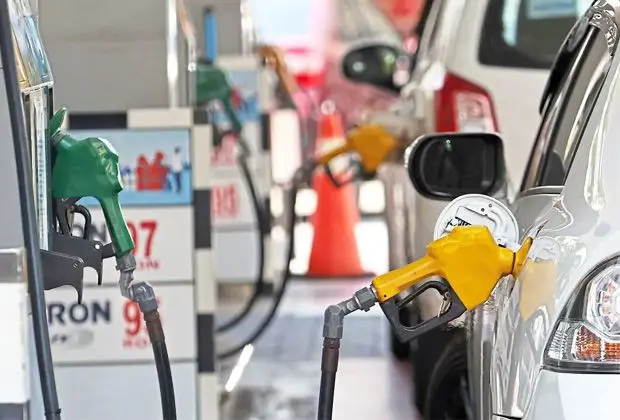 KUALA LUMPUR: The retail prices of RON97 petrol, RON95 without subsidy and diesel in Peninsular Malaysia have each recorded a decrease for the period from June 4 to 10. The Ministry of Finance (MOF) in a statement today announced that the retail price of RON97 has dropped by 30 sen, from RM4.65 to RM4.35 per litre, while RON95 without subsidy has dropped by 20 sen from RM3.92 to RM3.72 per litre. Diesel prices in Peninsular Malaysia are set at RM4.67 per litre compared to RM4.87 per litre previously, a decrease of 20 sen. According to MOF, the new retail price adjustment is in line with the Automatic Price Mechanism (APM) formula for this week which was lowered following the decline in average international market prices the previous week. During the same period, the MADANI government maintained subsidized prices targeted at the people and certain sectors, including RON95 (BUDI95) at RM1.99 per litre, diesel in Sabah, Sarawak and Labuan at RM2.15 per litre, the Subsidized Petrol Control System (SKPS) at RM2.05 per litre and the Subsidized Diesel Control System (SKDS) at RM2.15 per litre. According to the statement, at the current unsubsidized price of RON95 of RM3.72 per litre, using 200 litres will cost RM744. "This means that the MADANI Government will bear up to RM346 for each recipient who uses the full BUDI95 entitlement. However, with a monthly entitlement ceiling of up to 200 litres, BUDI95 recipients will only pay up to RM398 per month for full use of the entitlement. "The price of non-subsidized diesel of RM4.67 per litre is more than double the price of subsidized diesel of RM2.15 per litre, to reduce the impact of diesel prices on the people through the cost of public transportation and logistics of consumer goods," the statement said. MOF informed that the decline in retail prices this week did not reflect the global petroleum market returning to stability, but rather the risk that crude oil and petroleum product prices would remain high in the medium term due to the conflict and current developments in West Asia. "Recently, major importing countries in Asia have been forced to increase their purchases of crude oil from alternative sources to compensate for supply disruptions from West Asia. Although crude oil imports from the United States to Asia have increased to record levels, the increase is still not enough to replace the loss of supply through the affected main trade routes. "This situation shows that the global petroleum market is still facing physical supply constraints, despite the average market price in the previous week recording a decline. If the conflict continues, the risk of global inventory depletion and supply shortages could put new pressure on crude oil and petroleum product prices in the coming period," said the MOF. In this regard, the MADANI Government calls on the people to continue to practice prudent fuel use to help ensure the security of the country's supply. -- BERNAMA