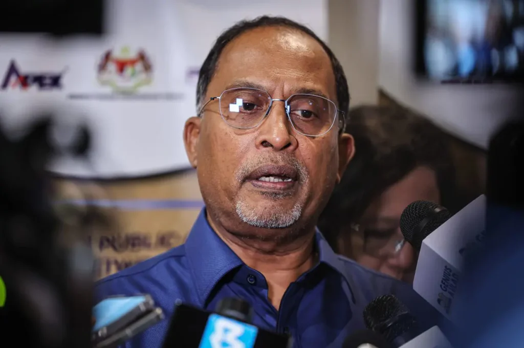 TANJONG MALIM, June 16 (Bernama) -- The Ministry of Higher Education (MOHE) is planning to involve private higher education institutions (IPTS) in the National Service Training Programme (PLKN) in the future. Higher Education Minister Datuk Seri Dr Zambry Abd Kadir said, however, that the matter is subject to discussions with National Service Training Department (JLKN) director-general Maj Gen Datuk Marzuki Mokhtar. “He will determine the sequencing of the programme, including whether private institutions will participate alongside public universities. Following the involvement of public universities, private institutions may be included at a later stage. “We will also look at state-owned private higher education institutions, as every state has its own universities. There are also government-linked company (GLC) universities such as Universiti Teknikal Malaysia Melaka (UTeM), Multimedia University (MMU) and others, which will be given due attention,” he told reporters after the launch of the book titled Nahas Gerik: UPSI Berduka at Universiti Pendidikan Sultan Idris (UPSI) here today. Earlier, he officiated the pilot programme for the PLKN 3.0 at the public university level, which was also attended by Defence Ministry deputy secretary-general (Management) Datin Roszanina Wahab, Higher Education Department director-general Datuk Prof Dr Azlinda Azman, Marzuki and UPSI vice-chancellor Datuk Prof Dr Md Amin Md Taff. On UPSI becoming the first university to implement PLKN 3.0, Zambry said the programme had received an encouraging response, involving 1,005 newly enrolled diploma students from the June 2026 intake, comprising 567 male and 438 female trainees selected to participate. “At the MOHE level, we are fully committed to ensuring that PLKN 3.0 is implemented as effectively as possible. “After that, we will also roll out the programme at polytechnics and community colleges. However, at this stage, our focus is on public higher education institutions (IPTAs) first,” he said. Previously, Bernama reported that the programme followed a RM250 million allocation under Budget 2026 for a pilot implementation at the higher education level before being expanded to all IPTAs in 2027. Meanwhile, regarding the launch of the book today, its publication is an initiative by UPSI to document an event that had a profound impact on the university community and society at large, while also serving as a tribute to the victims and families affected by the UPSI student bus tragedy in Gerik on June 9, 2025. In the early hours of June 9, 2025, 15 UPSI students were killed when a specially chartered bus transporting them from Jertih to the university's main campus in Tanjong Malim overturned after colliding with a Perodua Alza multi-purpose vehicle (MPV). -- BERNAMA
