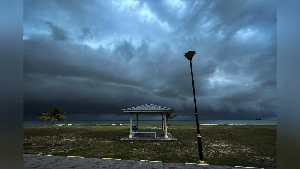 KUALA LUMPUR: The Malaysian Meteorological Department (MetMalaysia) has issued a warning of thunderstorms, heavy rain and strong winds in five states until 3pm this afternoon. MetMalaysia in a statement today announced that the situation occurred in Terengganu (Dungun and Kemaman), Pahang (Jerantut) and Selangor (Hulu Langat). The same situation is expected to hit Negeri Sembilan (Jelebu, Kuala Pilah, Jempol and Tampin) and Johor (Segamat, Kluang, Mersing, Pontian, Kulai, Kota Tinggi and Johor Bahru). -- BERNAMA