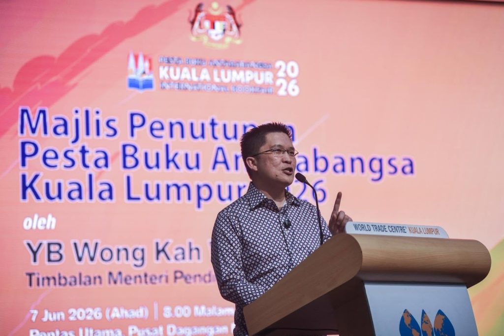 KUALA LUMPUR, June 8 — Deputy Minister of Education, YB Wong Kah Woh, yesterday officiated the closing ceremony of the Kuala Lumpur International Book Fair (PBAKL) 2026 at the World Trade Centre (WTC) Kuala Lumpur. The 10-day event, which ran from May 29 to June 7, recorded an impressive attendance of 2,416,009 visitors, underscoring the continued growth and relevance of Malaysia’s book industry. A total of 232 exhibitor companies participated across 1,210 exhibition booths, comprising 209 local exhibitors and 23 international exhibitors. The strong participation highlighted the industry's dynamic development and increasing international recognition. In his closing address, Wong expressed appreciation for the overwhelming public response throughout the fair and said the success of PBAKL 2026 should serve as a benchmark for future editions. He also acknowledged the contributions of various stakeholders, including the Kingdom of Saudi Arabia, which participated as the Guest of Honour Country and enriched the event through cultural, literary, educational and publishing-related programmes. He noted that the involvement of countries from around the world not only showcased their unique knowledge and cultural heritage but also reinforced the role of books as a bridge connecting communities across languages, cultures and geographical boundaries. The closing ceremony also featured the presentation of ASEAN Record Recognition, the announcement of winners for the Telaah Online competition, and the presentation of the PBAKL 2026 Booth Awards. PBAKL remains one of the region’s largest literary events, promoting reading culture, knowledge sharing and international collaboration within the publishing industry. “This Year is Our Year” and “Guru Bitara is the Pulse of the Nation” were among the key themes highlighted during the event. -- MINUTESMY -- SOURCE: FB MINISTRY OF EDUCATION MALAYSIA