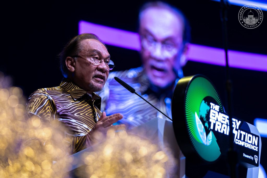 KUALA LUMPUR, June 4 — Prime Minister Datuk Seri Anwar Ibrahim today stressed that the transition towards clean and sustainable energy is no longer a choice but a critical necessity as the world grapples with geopolitical uncertainties, growing energy demands and rapid technological transformation. Speaking at the inauguration of the Energy Transition Conference (ETCon) 2026, Anwar said the global energy landscape is undergoing a profound shift that requires governments, industries and stakeholders to rethink traditional approaches and embrace innovative solutions for a more resilient future. The Prime Minister described ETCon 2026 as an important platform that brings together local and international energy industry leaders, policymakers, experts and investors to exchange ideas, share expertise and explore strategic pathways for advancing sustainable energy development. "The future of the global energy sector demands a shift in mindset and the courage to explore new solutions. Recent developments, including the ongoing crisis in the Middle East, have shown that the world can no longer rely entirely on fossil fuels," he said. PM Anwar noted that global disruptions have exposed vulnerabilities in conventional energy supply chains, reinforcing the urgency of accelerating the adoption of renewable energy sources that are cleaner, more sustainable and better equipped to withstand future shocks. He also highlighted the growing impact of technological advancements and globalization, which continue to drive unprecedented demand for reliable and sufficient energy supplies worldwide. "The rapid development of data centres, which serve as the backbone of artificial intelligence (AI), the digital economy and the semiconductor industry, has made the energy transition agenda more urgent and strategic than ever before," he said. According to Anwar, countries that successfully balance economic growth with sustainable energy development will be better positioned to compete in the increasingly digital and technology-driven global economy. The Prime Minister further reaffirmed Malaysia's commitment to making the ASEAN Power Grid a success, describing it as one of the region's most important energy initiatives. He said the project would strengthen regional cooperation in the development, sharing and distribution of energy resources through a more integrated, efficient and secure energy network. "The ASEAN Power Grid will not only enhance regional energy security but also support economic growth and sustainability across Southeast Asia, ensuring that ASEAN nations can collectively navigate future energy challenges," he added. PM Anwar stressed that Malaysia remains committed to leading regional efforts towards a cleaner energy future while ensuring energy security, economic competitiveness and long-term sustainability for future generations. ETCon 2026 is expected to serve as a catalyst for stronger collaboration among governments, industry players and stakeholders as nations work towards achieving their energy transition goals and climate commitments. -- MINUTESMY -- CREDIT: FB FB ANWAR IBRAHIM
