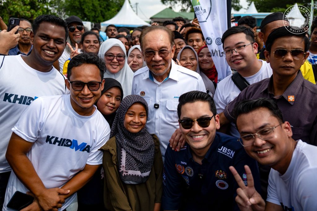 SUNGAI PETANI, June 8 -- Prime Minister Datuk Seri Anwar Ibrahim has stressed that the progress of a nation should not be measured solely by physical development, technological advancement or artificial intelligence, but by the strength of its values, morals and spirit of service, yesterday. Speaking at the MADANI Young Friends Assembly in Taman Keladi here, attended by thousands of youths, Anwar described young people as the hope and driving force of Malaysia’s future. He said the core principles of Malaysia MADANI are rooted in building strong character, critical thinking, moral values and a culture of contributing positively to society. The Prime Minister emphasised that youths must be given opportunities to lead, work, participate in sports, serve their communities and contribute ideas towards national development. He noted that Malaysia’s future should not be shaped by politics of hatred or racial sentiments, but by a generation that embraces diversity and transforms it into a source of national strength. Anwar expressed confidence that with knowledge, discipline, self-belief and determination, Malaysian youths are capable of elevating the nation’s dignity and ensuring the country remains peaceful, united and respected on the global stage. The event marked the conclusion of a series of programmes attended by the Prime Minister in Kedah. --MINUTESMY -- CREDIT:FB ANWAR IBRAHIM