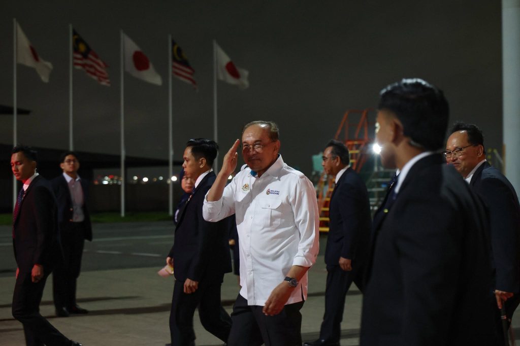KUALA LUMPUR, June 9 — Prime Minister Datuk Seri Anwar Ibrahim has safely arrived at Haneda International Airport in Tokyo yesterday, marking the beginning of his official visit to Japan under Malaysia’s MADANI Diplomacy initiative. The visit, which runs until Wednesday, aims to strengthen bilateral relations between Malaysia and Japan while exploring new avenues of strategic cooperation that can bring mutual benefits to both nations. During the visit, Anwar will lead the Malaysian delegation in a meeting with Japanese Prime Minister Sanae Takaichi. Discussions are expected to focus on enhancing diplomatic ties, expanding strategic partnerships, and identifying new opportunities for collaboration, particularly in the areas of energy security and regional stability. The Prime Minister is also scheduled to meet with key leaders from Japan’s industrial sector to promote Malaysia as a preferred investment destination and attract high-quality investments that can contribute to the country’s economic growth and development. In a statement, Anwar expressed hope that the diplomatic mission would proceed smoothly and deliver meaningful outcomes for Malaysia and its people. The official visit reflects the MADANI Government’s commitment to strengthening international partnerships, boosting investor confidence, and ensuring long-term economic and energy security for the nation. -- MINUTESMY -- SOURCE: FB ANWAR IBRAHIM