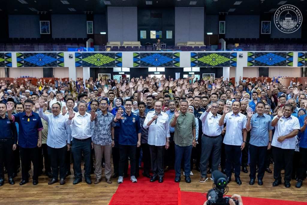 MERBOK, June 7 — Prime Minister Anwar Ibrahim has stressed the importance of strengthening cooperation between federal agencies and grassroots leaders to ensure that government policies and services effectively reach the people. Speaking during a meeting session with Heads of Federal Departments and members of the Federal Village Development and Security Committee (JPKKP) in Kedah, Anwar highlighted the trust and responsibility entrusted to civil servants and community leaders in delivering efficient, effective and integrity-driven services. He said heads of federal departments and JPKKP members serve as a vital link between the government and local communities, making close coordination and collaboration essential in addressing public concerns promptly. "The relationship and cooperation between government agencies and grassroots leadership must continue to be strengthened so that every issue faced by the people can be identified and resolved immediately and effectively," he said. During the session, Anwar also briefed participants on several current national issues, including Malaysia's economic performance, which he said has shown encouraging progress following the implementation of policies and reforms under the MADANI Government. He noted that the positive economic indicators reflected growing confidence in the government's reform agenda and efforts to strengthen the country's economic fundamentals. However, the Prime Minister cautioned against complacency despite the achievements recorded so far. "We must not become complacent with our current accomplishments. Instead, the entire government machinery must continue to intensify its efforts, strengthen a culture of responsibility and ensure that the benefits of development are enjoyed by all segments of society," he said. Anwar reaffirmed the government's commitment to improving public service delivery and ensuring that development initiatives translate into meaningful benefits for the rakyat across the country. -- MINUTESMY -- CREDIT: FB ANWAR IBRAHIM