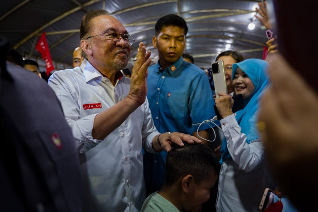 BATU PAHAT, June 7 — Prime Minister Anwar Ibrahim yesterday has called on Johor voters to reject divisive politics and support leadership that prioritises unity, integrity and economic development ahead of the upcoming Johor state election. Speaking at the launch of the Pakatan Harapan Johor Election Machinery in Batu Pahat on Saturday night, Anwar expressed confidence in the coalition's prospects after thousands of supporters turned up despite the event being rescheduled at short notice. He said the overwhelming attendance reflected the aspirations of Johoreans for a more mature and cleaner political landscape, as well as a brighter future for the state. "Johor is a state rich in potential and opportunities. Through the continuous efforts of the MADANI Government, investments are flowing into the state and strategic projects are progressing rapidly. However, there remains significant room for the state's economy to grow further," he said. Anwar stressed that Pakatan Harapan remained committed to ensuring that every development project directly benefits the people, while public funds are managed responsibly and transparently. Acknowledging that not all challenges could be resolved within the three-and-a-half years since the coalition assumed federal power, he maintained that integrity would remain a non-negotiable principle of the government. "The country is too rich for its people to continue suffering due to corruption, abuse of power and leaders who prioritise enriching themselves and their families," he said. The Prime Minister also described the state election as an opportunity for voters to reject politics based on hatred, racial division and religious prejudice. According to him, the people want leaders who focus on issues that directly affect their lives, including employment opportunities, affordable housing, quality education and public safety, rather than political narratives lacking substance. Anwar said the gathering in Batu Pahat demonstrated the spirit of unity among Malaysians from different backgrounds. "What I witnessed last night gave me great confidence. Malays, Chinese and Indians came together with the same hope. They were united not by hatred or prejudice, but by a shared aspiration to build a more just, developed and dignified state and nation," he said. With the state election expected within weeks, Anwar urged Johor voters to exercise their democratic rights wisely and support leaders committed to unity and progress. "Reject politics that divide the people. Choose politics that unites, protects and brings hope. Choose a future that is more just, developed and dignified for Johor," he added. -- MINUTESMY -- CREDIT: FB ANWAR IBRAHIM