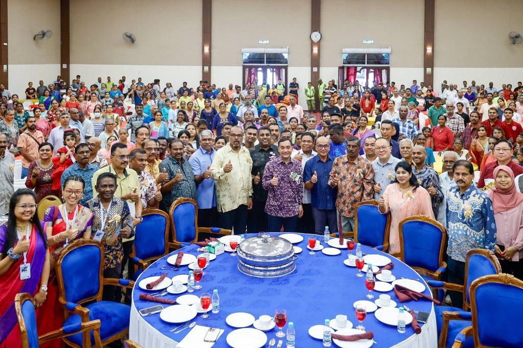 JOHOR BAHRU, June 9 — Johor Menteri Besar, Onn Hafiz Ghazi, has reaffirmed the state government's commitment to easing the burden of rising living costs through the continued implementation of the Bantuan Bakul Kasih Johor (BKJ) programme, with an allocation exceeding RM30 million set to benefit more than 550,000 families across all 56 state constituencies (DUNs) in Johor. Speaking during a community engagement programme in Johor Jaya, Onn Hafiz said the initiative reflects the state government's ongoing efforts to ensure that assistance reaches those most affected by economic challenges. The Menteri Besar personally distributed Bakul Kasih Johor food basket assistance to residents during a Parents' Day celebration held in Johor Jaya, which was attended by members of the local community in a warm and harmonious atmosphere. He also extended the aid to several families in need while officiating the opening of the Sri Maha Muniswarar Temple Hall in Desa Cemerlang, Ulu Tiram. According to Onn Hafiz, the BKJ programme remains a key welfare initiative aimed at ensuring that no Johorean is left behind, particularly low-income households, senior citizens, single mothers, and families facing financial pressures due to the rising cost of living. He stressed that the assistance is provided regardless of religion, race, or background, reflecting the state government's commitment to inclusivity and social welfare. "The implementation of Bantuan Bakul Kasih Johor is part of our continuous effort to provide meaningful support to those in need and to ensure that every citizen receives appropriate assistance," he said. Onn Hafiz added that the Johor government will continue strengthening its people-centric welfare agenda through various initiatives designed to improve the quality of life and well-being of Johoreans. He expressed hope that the programme would continue to deliver lasting benefits and contribute to a more prosperous, inclusive, and resilient Johor for all. "Insha-Allah, these efforts will continue to bring positive and long-term benefits to the people of Johor," he said. -- MINUTESMY -- SOURCE: FB ONN HAFIZ GHAZI