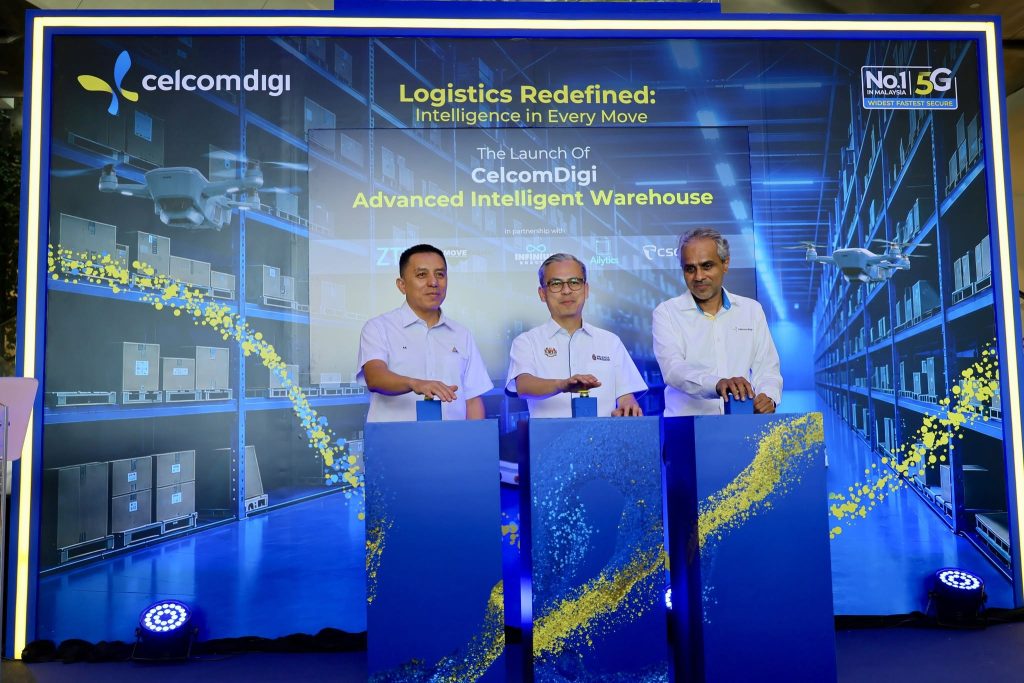 SHAH ALAM, June 10 – Communications Minister YB Datuk Fahmi Fadzil today attended the launch of CelcomDigi’s Advanced Intelligent Warehouse in Shah Alam, describing the initiative as a significant step forward in Malaysia’s digital transformation journey and preparations for the Industrial Revolution 4.0. The facility showcases the practical application of advanced technologies such as 5G connectivity, artificial intelligence (AI), robotics and automation in modern logistics operations, aimed at enhancing operational efficiency, productivity and overall industry competitiveness. Speaking at the event, Fahmi said initiatives such as the Advanced Intelligent Warehouse demonstrate that digital transformation is no longer merely a concept or policy discussion but is already being implemented on the ground across key sectors of the economy. “This facility illustrates how emerging technologies can be integrated into everyday business operations to improve efficiency, optimise processes and strengthen the competitiveness of Malaysian industries,” he said. Fahmi noted that the government remains committed to expanding the nation’s digital infrastructure, particularly through the continued rollout of 5G services nationwide. He said Malaysia’s current implementation plan aims to achieve 98 per cent 5G coverage, enabling more industries, including the logistics sector and small and medium enterprises (SMEs), to benefit from advanced digital technologies and accelerate their own transformation efforts. “The expansion of 5G coverage will create greater opportunities for businesses to adopt innovative solutions and unlock new growth potential across various sectors,” he added. Fahmi also encouraged more local companies to embrace technologies such as 5G, AI and automation, stressing that technological adoption is crucial for Malaysia’s long-term economic resilience and competitiveness. “We want to see more Malaysian companies boldly exploring and adopting these technologies so that our nation is not merely a consumer of innovation, but is fully prepared to ride the next wave of industrial transformation with confidence and purpose,” he said. The launch of the Advanced Intelligent Warehouse reflects growing collaboration between government and industry players in driving digital innovation and positioning Malaysia as a regional leader in technology-enabled economic growth.