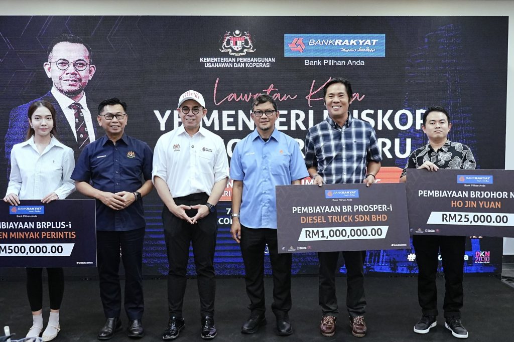 JOHOR BAHRU, June 8 -- Minister of Entrepreneur Development and Cooperatives, YB Steven Sim Chee Keong, conducted a working visit to Bank Rakyat at Coronation Square in conjunction with the Hebatkan Perniagaan Malaysia (HPM) 2026 Carnival – Johor Edition, which was held from June 5 to 7. During the visit, Steven Sim expressed his appreciation to Bank Rakyat employees for their dedication and commitment in facilitating business financing assistance for entrepreneurs in Johor. He acknowledged the bank’s important role in supporting the growth of small and medium-sized enterprises (SMEs) and helping local entrepreneurs gain access to financing opportunities needed to expand their businesses. Steven Sim also expressed hope that Bank Rakyat would continue to strengthen its efforts in empowering entrepreneurs, in line with the Ministry of Entrepreneur Development and Cooperatives’ (KUSKOP) mission to enhance and accelerate the growth of Malaysian businesses. The HPM 2026 Carnival serves as a platform to connect entrepreneurs with business development opportunities, financing institutions and government support initiatives aimed at strengthening the nation’s entrepreneurial ecosystem. -- MINUTESMY -- SOURCE: FB Ministry of Entrepreneur and Cooperative Development