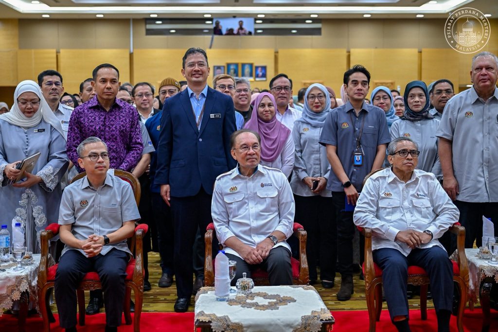 KUALA LUMPUR, June 8 — Prime Minister Datuk Seri Anwar Ibrahim today stressed that the true progress of a nation should not be measured solely by physical prosperity and infrastructure development, but also by the strength of knowledge, integrity, reason and values within society. Speaking at the Monthly Assembly of the Ministry of Communications, Anwar said a developed nation must be built upon a knowledgeable and morally grounded society that upholds justice, truth and mutual respect. He warned that societies with shallow knowledge and a lack of understanding of truth and justice are vulnerable to falling into ignorance, prejudice and misinformation. “A society that does not seek knowledge, uphold principles of justice or practise courtesy in thought and action can easily be trapped in a cycle of ignorance and illiteracy,” he said. The Prime Minister emphasised that in an era of rapid information sharing and evolving communication platforms, public discourse must be guided by wisdom, knowledge and good manners. He noted that while freedom of speech is an essential democratic principle, it must be exercised responsibly and accompanied by moral accountability. “Freedom of expression should be guided by ethical responsibility, while differences in opinion should never be used as an excuse to divide society or undermine the shared values of humanity that bind us together,” he said. Anwar also reminded civil servants and stakeholders that the nation’s development agenda extends beyond economic growth and technological advancement. According to him, Malaysia’s future success depends on its ability to cultivate a society that is knowledgeable, cultured, well-mannered and united in pursuing truth, justice and compassion. He called on all parties to work collectively towards strengthening social cohesion and fostering a culture that values intellectual growth, integrity and mutual respect as the country moves forward. -- MINUTESMY -- SOURCE: FB ANWAR IBRAHIM