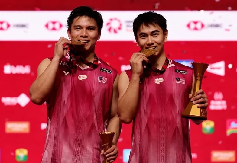 KUALA LUMPUR, Jun 6 -- Communications Minister Datuk Fahmi Fadzil congratulated the national men's doubles pair of Nur Izzuddin Ramsani and Goh Sze Fei for winning the championship title at the Indonesia Open Badminton Championship at Istora Senayan, Jakarta yesterday. He said the success ended Malaysia's 18-year wait to lift the Indonesian Open men's doubles title. "Thank you for the extraordinary fighting spirit that ended Malaysia's 18-year wait to once again lift the Indonesian Open men's doubles title, and make the country proud. "Malaysians are always behind you both," he said in a Facebook post yesterday. The world's eighth ranked pair emerged as the men's doubles champions after defeating Indonesian representatives Raymond Indra-Nikolaus Joaquin 13-21, 21-18, 21-10. -- BERNAMA