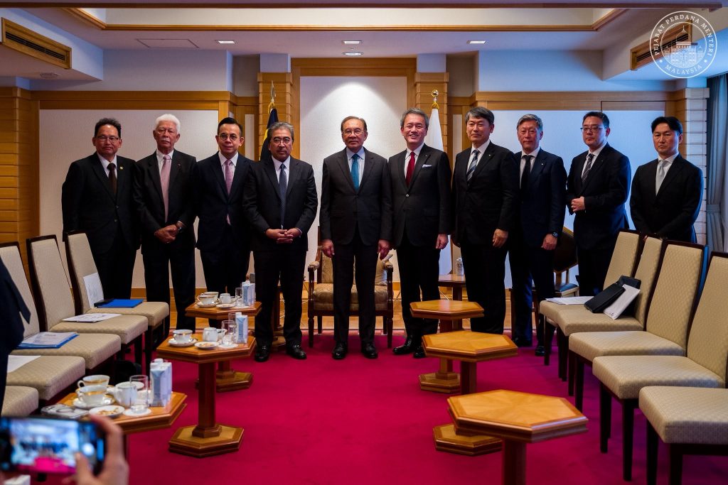 TOKYO, June 10 — Prime Minister Datuk Seri Anwar Ibrahim yesterday afternoon met representatives from six leading Japanese and international corporations as part of Malaysia’s ongoing efforts to attract high-quality investments and strengthen economic cooperation with Japan. The companies involved in the discussions were IBM Corporation, Mitsubishi Corporation, ENEOS Corporation, Shizen Energy Inc., DENSO Corporation and Marubeni Corporation. During the meetings, Anwar and the corporate leaders explored new opportunities for investment and collaboration in several strategic sectors, including energy, the halal industry, artificial intelligence (AI), data centres and digital technology. The Prime Minister highlighted the importance of strengthening partnerships amid growing global supply chain and energy challenges, noting that such collaborations are essential for enhancing resilience and ensuring long-term supply security. Anwar reiterated Malaysia’s commitment to attracting quality investments, expanding its high-technology ecosystem, creating high-value employment opportunities and deepening economic ties with Japan. He said the confidence shown by the participating companies reflects Malaysia’s growing reputation as a strategic investment destination and a trusted partner for sustainable growth in the region. The engagements formed part of Anwar’s official visit to Japan, which aims to further strengthen bilateral relations and promote greater economic cooperation between the two countries. -- MINUTESMY -- SOURCE: FB ANWAR IBRAHIM
