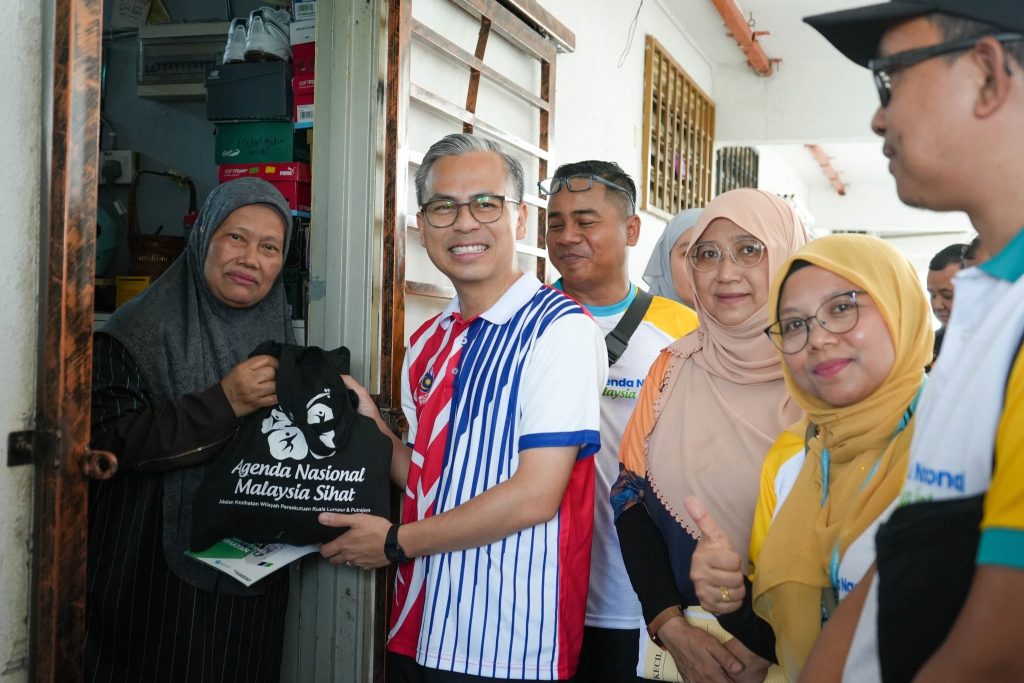 KUALA LUMPUR, June 15 — Communications Minister and Lembah Pantai Member of Parliament Datuk Fahmi Fadzil has welcomed the successful launch of the Dengue-Free Community (KomBeD) Programme and Mega Anti-Aedes Gotong-Royong initiative, describing it as an important step towards strengthening community involvement in dengue prevention and control efforts. The programme, organised by the Lembah Pantai Health Office in collaboration with the Lembah Pantai parliamentary constituency, was held on Sunday (June 14) and brought together government agencies, strategic partners and local residents in a united effort to combat the spread of dengue fever. The event also featured the National Healthy Malaysia Agenda (ANMS) Roadshow for Lembah Pantai, aimed at promoting healthy lifestyle practices and enhancing public awareness of health-related issues within the community. Fahmi said the initiative reflects the importance of collective responsibility in maintaining a clean, safe and healthy environment, while encouraging greater public participation in efforts to eliminate Aedes mosquito breeding grounds. "Community engagement remains a key component in the fight against dengue. Through programmes such as KomBeD and the Mega Anti-Aedes Gotong-Royong, residents are empowered to take proactive measures in protecting their neighbourhoods and families from dengue outbreaks," he said. He expressed hope that the programme would serve as a catalyst for building a more aware, proactive and committed community capable of sustaining a cleaner, healthier and dengue-free environment. Fahmi also extended his appreciation to all participating agencies, strategic partners and members of the local community for their cooperation and dedication in ensuring the success of the programme. "The commitment shown by all stakeholders demonstrates that effective public health initiatives require strong collaboration between the government, community leaders and residents. Together, we can create healthier communities and reduce the threat posed by dengue," he added. -- MINUTESMY -- SOURCE: FB FAHMI FADZIL