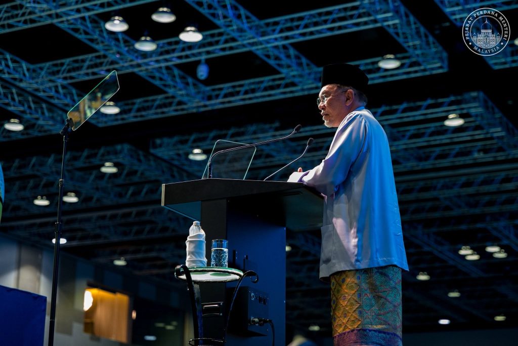 KOTA KINABALU: Prime Minister Datuk Seri Anwar Ibrahim is scheduled to make a one-day visit to Sabah today to attend several programmes, including opening ceremonies and community programmes. The Prime Minister began the visit by attending the Groundbreaking Ceremony of the Sabah Southern MADANI Link at the Lundayeh Hall, Sipitang at 11 am. The project involves a 275 kilovolt (kV) electricity transmission line spanning 330 kilometres (km) from Sipitang to Tawau, which plays an important role in strengthening the electricity supply grid in the state by balancing energy distribution on the West and East Coasts of Sabah. After completing the program in Sipitang, he is scheduled to return to the state capital to attend the Sabah State Level Melangkah Bersama MADANI: Wanita Beriman, Wanita Bertahan which will be held at the Sabah International Convention Centre (SICC) here at 2.30 pm. Anwar is next scheduled to officiate the Opening Ceremony of the 2026 National Unity Week Celebration at 4 pm. The opening ceremony for the national-level celebration will be held at the Likas Sports Complex grounds here, before he concludes his visit. The 2026 National Unity Week celebration will last for four days, ending tomorrow. -- BERNAMA
