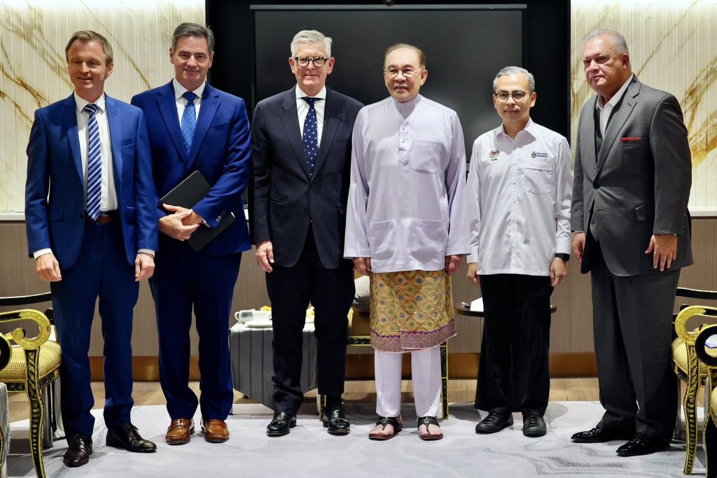 KUALA LUMPUR, June 13 — Communications Minister Datuk Fahmi Fadzil accompanied Prime Minister Datuk Seri Anwar Ibrahim in receiving a courtesy visit from the Ericsson delegation led by its President and Chief Executive Officer, Börje Ekholm, in a meeting focused on advancing Malaysia’s digital transformation agenda. Fahmi said the engagement reflects the Ministry of Communications’ ongoing commitment to strengthening the nation’s digital ecosystem, particularly through the expansion of 5G adoption, enhancement of telecommunications infrastructure and the development of a more sustainable, secure and resilient network. “The discussion provided an important platform to explore opportunities for deeper collaboration in supporting Malaysia’s digital aspirations and ensuring the country remains competitive in the rapidly evolving digital economy,” he said. The minister also welcomed Ericsson’s continued commitment to developing local talent through skills training, technology transfer initiatives and partnerships with educational institutions. According to Fahmi, such efforts are essential in building a highly skilled workforce capable of meeting the demands of emerging technologies and supporting the nation’s long-term digital growth. He added that the MADANI Government values strong partnerships with global technology leaders in driving innovation and accelerating the implementation of key digital initiatives. “Insya-Allah, this good relationship will continue to be strengthened in support of Malaysia’s digitalisation agenda and efforts to deliver greater benefits to the people and the nation,” he said. -- MINUTESMY -- SOURCE: FB FAHMI FADZIL