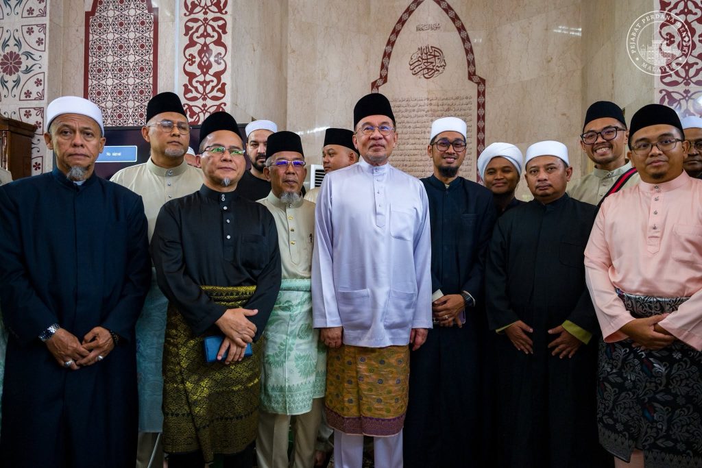 KUALA LUMPUR, June 12 — Prime Minister Anwar Ibrahim today performed Friday prayers at Al-Hidayah Mosque in Sentul, taking the opportunity to engage with congregants and mosque officials in a spirit of fellowship and unity. Following the prayers, Anwar spent time meeting members of the mosque management committee as well as worshippers present, exchanging greetings and strengthening community bonds. The Prime Minister expressed gratitude for the opportunity to gather with the congregation on the blessed day of Friday, which holds special significance for Muslims. He also prayed that all Muslims would continue to receive Allah’s blessings, mercy and guidance, and that the spirit of unity, compassion and mutual respect would remain strong among the people. “May we all attain the blessings and grace of this noble day, Insya-Allah,” he said. -- MINUTESMY -- SOURCE: FB ANWAR IBRAHIM