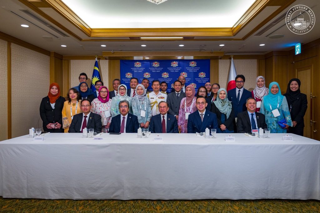 TOKYO, June 11 — Prime Minister Datuk Seri Anwar Ibrahim has concluded his official visit to Japan yesterday, describing the trip as a success that further strengthened the longstanding friendship and strategic partnership between Malaysia and Japan. Speaking during a press conference with Malaysian media representatives who accompanied the delegation throughout the visit, Anwar said the mission had achieved its objectives of deepening bilateral cooperation, exploring new areas of collaboration and attracting quality investments and trade opportunities that would benefit Malaysia and its people. "Alhamdulillah, the visit went well and achieved its goal. We have strengthened the Malaysia-Japan friendship, explored new cooperation opportunities and attracted quality investment and trade to Malaysia for the benefit of the people and the country," he said. The Prime Minister expressed his appreciation to the Government and people of Japan for the warm hospitality extended to the Malaysian delegation during the visit. He noted that the relationship built over decades between the two nations continues to serve as a strong foundation of trust, confidence and growing cooperation across multiple sectors. Anwar also thanked the officers and staff of the Malaysian Embassy in Tokyo for their efforts in ensuring the success of the official visit. Special recognition was given to Malaysia's Ambassador to Japan, Dato' Shahril Effendi Abd Ghany, who concluded his diplomatic tenure in Tokyo at the end of the visit. "I express my heartiest gratitude to the Government of Japan and the people of Japan for the warm welcome and friendship extended throughout this visit. The relationship that has been built over decades continues to be the foundation of trust and increasingly close collaboration," he said. Anwar said he was leaving the Land of the Rising Sun with confidence that Malaysia-Japan relations would continue to flourish and deliver shared prosperity for future generations in both countries. The official visit focused on strengthening the Malaysia-Japan Comprehensive Strategic Partnership, with discussions covering areas including economic cooperation, investment, trade, digital transformation, artificial intelligence, semiconductors, advanced manufacturing, energy security and regional stability. Concluding his remarks, Anwar thanked his Japanese hosts, saying, "Dōmo arigatō gozaimasu. Sayonara." -- MINUTESMY -- SOURCE: FB ANWAR IBRAHIM
