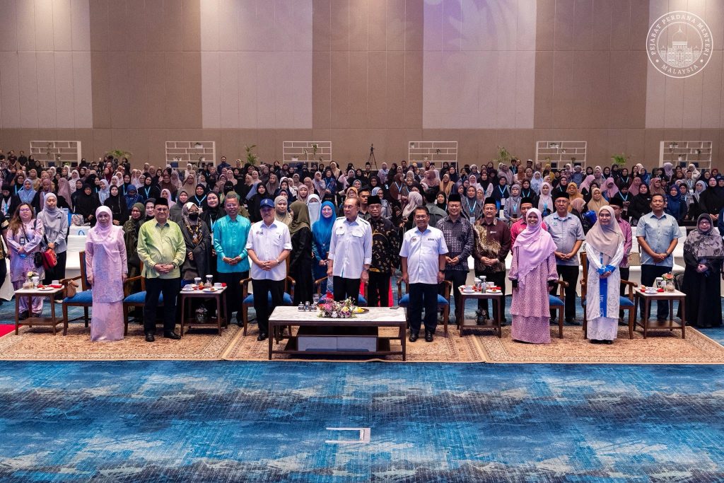 KOTA KINABALU, June 13 — Prime Minister Datuk Seri Anwar Ibrahim today paid tribute to the crucial role of women in nation-building, describing them as the backbone of families, communities and the country's future during the "Melangkah Bersama MADANI: Women Believing, Women Survive" programme in Kota Kinabalu. Addressing participants from across Sabah, Anwar expressed appreciation for the immense contributions made by women in strengthening society and nurturing future generations. He stressed that women must never be sidelined in the national development agenda, noting that they are among the key pillars in producing knowledgeable, resilient and morally upright generations capable of advancing the aspirations of Malaysia MADANI. "Women are the foundation of strong families and communities. Their role is indispensable in shaping a generation that is educated, well-mannered and guided by noble values," he said. The Prime Minister also reflected on the challenges and trials faced by individuals throughout life, reminding participants that adversity is a universal experience. Drawing lessons from the lives of the prophets and righteous individuals, Anwar said every challenge should be faced with wisdom, patience and steadfastness, while maintaining faith and moral integrity. He emphasised that strong faith, continuous pursuit of knowledge and unwavering ethical values remain essential in building prosperous families, resilient communities and a progressive nation. Anwar added that the MADANI Government remains committed to empowering women and ensuring they continue to play a central role in Malaysia's social, economic and national development. The programme brought together women from various backgrounds across Sabah, providing a platform to strengthen resilience, empowerment and community engagement in line with the Malaysia MADANI vision. -- MINUTESMY -- SOURCE: FB ANWAR IBRAHIM