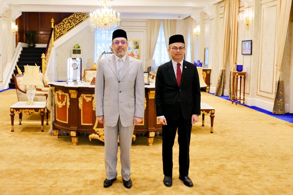 KOTA BHARU, June 18 — Communications Minister Datuk Fahmi Fadzil yesterday paid a courtesy call on the Crown Prince of Kelantan, Tengku Mahkota Kelantan, at the Old Istana Balai Besar here. During the audience, Fahmi briefed His Royal Highness on various initiatives being implemented by the Ministry of Communications, including ongoing efforts to strengthen the nation's communications ecosystem and digital landscape. The minister also updated the Crown Prince on several current issues and developments, particularly the growing concern over fake social media accounts impersonating public figures and institutions, including those involving royal institutions. Fahmi said the ministry remains committed to working closely with relevant agencies and digital platform providers to address the misuse of social media and enhance public awareness on cybersecurity and online safety. He expressed his deepest appreciation for the opportunity to meet and receive guidance from His Royal Highness, describing the audience as meaningful and beneficial. "I am grateful for the opportunity to present updates on the ministry's initiatives and to receive the views, advice and guidance of His Royal Highness," he said. Fahmi also conveyed his prayers for the continued well-being, prosperity and blessings of the Kelantan Royal Institution. "Daulat Tuanku," he added.