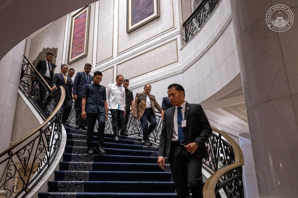 KUALA LUMPUR, June 16 — Prime Minister Datuk Seri Anwar Ibrahim today hosted an afternoon banquet in honour of Timor-Leste President Dr. José Ramos-Horta, who is on a special visit to Malaysia, reaffirming both countries’ commitment to strengthening bilateral cooperation for the mutual benefit of their peoples. Anwar said Malaysia highly values its close relationship with Timor-Leste as a neighbouring nation and a member of the ASEAN family, emphasizing the importance of fostering regional ties based on solidarity, mutual respect, and shared responsibility in maintaining peace, stability, and prosperity across the region. During the banquet, both leaders exchanged views on expanding cooperation in several key areas, including economic and trade development, strategic investments, human capital development, education, and technical training. They also explored new opportunities for collaboration that could drive sustainable economic growth while creating broader opportunities for the younger generations of both countries. Anwar expressed confidence that the strong partnership between Malaysia and Timor-Leste would continue to deepen, contributing not only to the welfare and progress of both nations but also to the advancement of ASEAN as a whole. President Ramos-Horta is currently undertaking a special visit to Malaysia aimed at enhancing bilateral relations and exploring avenues for greater regional cooperation.  -- MINUTESMY  -- SOURCE : FB ANWAR IBRAHIM 