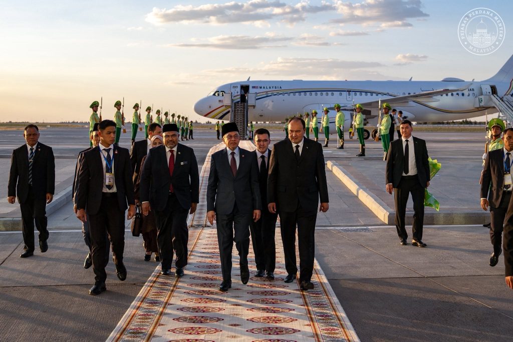 ASHGABAT, June 19 — Prime Minister Datuk Seri Anwar Ibrahim arrived in Ashgabat, Turkmenistan, today at the invitation of Turkmen President Serdar Berdimuhamedov as part of Malaysia's ongoing MADANI Diplomacy mission aimed at strengthening international partnerships and expanding economic cooperation. Anwar expressed hope that the series of meetings and engagements scheduled throughout the official visit would proceed smoothly and deliver significant benefits for Malaysia and its people. The Prime Minister said the visit provides an important opportunity to further enhance the longstanding friendship between Malaysia and Turkmenistan while deepening cooperation across various sectors of mutual interest. He noted that both countries are committed to exploring new avenues of collaboration that can generate shared prosperity and strengthen bilateral relations for the benefit of their respective peoples. The official visit is expected to focus on expanding economic ties, fostering investment opportunities, and strengthening cooperation in strategic sectors, reflecting Malaysia's continued commitment to constructive international engagement under the MADANI framework. -- MINUTESMY -- SOURCE: FB ANWAR IBRAHIM