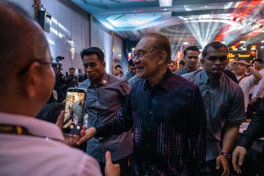 SEREMBAN, June 21 — Prime Minister Anwar Ibrahim has reaffirmed that leadership is a responsibility to serve the people sincerely, stressing that the nation's real challenges stem from corruption, abuse of power, and those who seek to sow division among Malaysians. Speaking after attending the Rimbunan Hati Dinner Ceremony organised by the Five Generations Organization (PLG) Malaysia in Seremban on Saturday night, Anwar reflected on his recent overseas engagements and his continued commitment to safeguarding the country's future. The Prime Minister said he had recently concluded official visits to Russia and Turkmenistan, where he held a series of important meetings aimed at strengthening Malaysia's long-term interests, particularly in the energy sector amid growing global uncertainties and challenges. Despite returning to Malaysia at approximately 3.30 am, Anwar immediately resumed his official duties in Penang before travelling to Seremban for the event. "Exhaustion is nothing compared to the trust placed upon us to ensure our children inherit a peaceful, stable country and a better future," he said. Anwar also underscored the importance of integrity and public service, noting that leadership should never be driven by status or personal pride. "I believe leadership is not about position or pride. It is a responsibility to serve sincerely, care for the interests of the people, and do the best for the sake of our beloved country," he said. Addressing issues of national unity, the Prime Minister stressed that Malaysia's true challenges are not differences in race or religion but corruption, moral decay, and efforts to incite hatred and racism. He said Malaysia's greatest strength lies in the ability of its diverse communities to live in harmony, respect one another, and work together toward a shared future. Anwar also expressed his appreciation to long-time friends and supporters who have remained steadfast throughout his political journey, thanking them for their friendship, prayers, and unwavering support. He expressed hope that the spirit of ukhuwah, or brotherhood, would continue to strengthen collective efforts in serving religion, the nation, and Malaysia. -- MINUTESMY -- SOURCE: FB ANWAR IBRAHIM