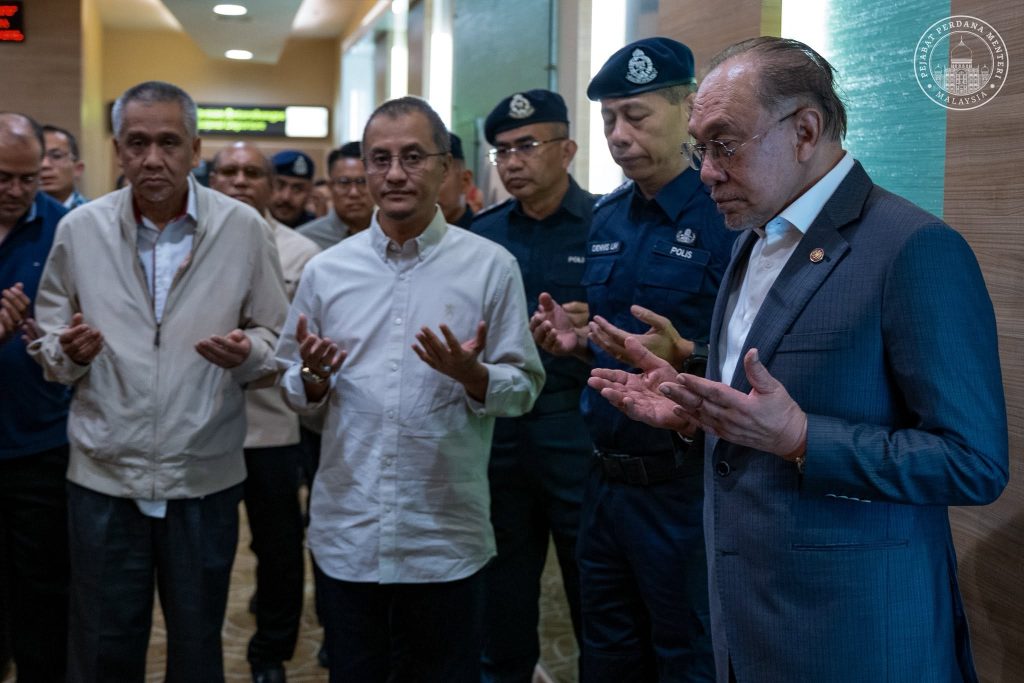 KUALA LUMPUR, June 20 — Prime Minister Datuk Seri Anwar Ibrahim has safely returned to Malaysia from Ashgabat, Turkmenistan, early this morning following his official visit to the Central Asian nation. In a brief statement shared on social media, Anwar expressed gratitude for his safe return and announced that he would immediately resume his official responsibilities in Penang. “Alhamdulillah, I have safely arrived in my homeland early this morning from Ashgabat, Turkmenistan. Today, I resume my duty in Penang for some official events, God willing,” he said. The Prime Minister’s visit to Turkmenistan was aimed at strengthening bilateral relations and exploring new opportunities for cooperation in strategic sectors between the two countries. Anwar is scheduled to attend several official programmes in Penang as part of his ongoing duties under the Malaysia MADANI agenda.   -- MINUTESMY  -- SOURCE: FB ANWAR IBRAHIM 