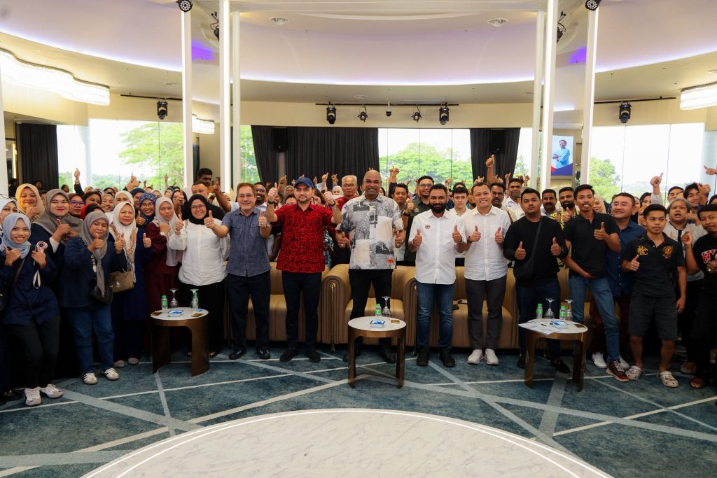 JOHOR BAHRU: A total of 13,425 employers in Johor have registered under the Human Resources Development Corporation Berhad (HRD Corp) ecosystem as of last year, thus providing direct training benefits to 479,905 workers in the state. Human Resources Minister Datuk Seri R. Ramanan said the high commitment of the industrial sector also saw levy collections reaching RM208.21 million recorded, with RM183.96 million being channelled back to employers for the purpose of implementing employee training. He said that RM191.5 million in financial assistance had also been channeled by the agency under the Ministry of Human Resources (KESUMA), which successfully trained 232,072 people in Johor to strengthen the competitiveness of the local workforce. "However, for me, the real success is not the amount of money spent but the long-term benefits received by the people of Johor. KESUMA through its agency is also always committed to helping gig workers improve their skills and strengthen their career future," he said. He said this when speaking at the HRD Corp "Pocket Talk" Tour Series - From Policy to People at the Johor state level at Starhill Golf & Country Club, Kempas here yesterday. Ramanan said strengthening local talent was critical to supporting various strategic investments that were rapidly growing in the state, especially in meeting the needs of highly skilled manpower for the Johor-Singapore Special Economic Zone (JS-SEZ). The "Pocket Talk" Tour Series is a field initiative by KESUMA and HRD Corp to ensure that all information, training assistance funds and upskilling opportunities from the government can be delivered directly to the community at the grassroots level. -- BERNAMA