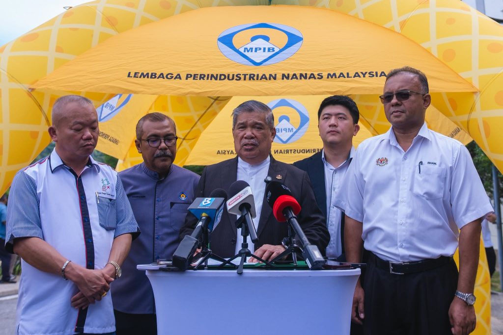 KUALA LUMPUR, June 24 – Malaysia has achieved another milestone in the agricultural sector with the successful entry of fresh Malaysian pineapples into the New Zealand market, marking a significant step in expanding the country's agricultural exports. Minister of Agriculture and Food Security, Mohamad Sabu, officiated the Malaysian Fresh Pineapple Export Container Send-Off Ceremony to New Zealand at the Farmers' Organisation Authority (LPP) headquarters in Kuala Lumpur. Mohamad said the achievement reflects growing international confidence in the quality and safety of Malaysian agricultural produce, particularly pineapples, which have gained recognition in global markets. “Malaysia produces more than 530,000 metric tonnes of pineapples annually, including premium varieties such as MD2, Josapine and N36, which possess the quality and standards required to compete internationally,” he said. He expressed appreciation to the Malaysian Pineapple Industry Board (LPNM), the Department of Agriculture, the Malaysian Quarantine and Inspection Services (MAQIS), exporters and industry players for their collective efforts in ensuring Malaysian pineapples meet New Zealand's stringent import requirements. “This success is the result of close cooperation among government agencies and industry stakeholders who have worked tirelessly to ensure compliance with international standards,” he added. According to Mohamad, initial demand from New Zealand is estimated at one container per month, generating an annual export value of approximately RM4.32 million. He said the new market access would create additional opportunities for local pineapple growers and exporters while strengthening the country's pineapple industry towards achieving the national export target of RM2 billion by 2027. “This is only the beginning. We hope to penetrate more premium international markets in the future and further enhance Malaysia's reputation as a producer and exporter of high-quality pineapples,” he said. Mohamad added that the government remains committed to supporting the growth of the agricultural sector and expanding export opportunities to benefit farmers, entrepreneurs and the national economy. The latest export development is expected to contribute positively to Malaysia's agricultural trade performance while strengthening the country's position in the global fresh fruit market. -- MINUTESMY