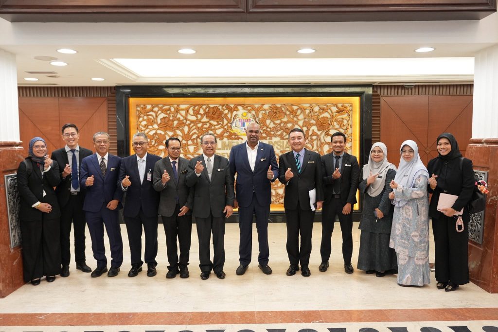KUALA LUMPUR, June 25 – Malaysia must take proactive steps to equip its workforce with artificial intelligence (AI) and digital skills to remain competitive in an increasingly technology-driven global economy, Human Resources Minister Ramanan said. Speaking in the Dewan Rakyat on Thursday,Ramanan responded to a question from Padang Serai Member of Parliament Datuk Azman Nasrudin regarding the impact of automation and AI on employment trends and job losses in the country. He stressed that while AI is transforming workplaces and industries, it should not be viewed as the sole cause of job displacement. “The reality is that the world of work is changing rapidly. Technology, digitalisation and AI are reshaping how we work, how businesses operate and the types of jobs needed in the future,” he said. According to Ramanan, job losses are influenced by various factors, including global economic challenges, evolving business models, rising operating costs and corporate restructuring. He said the government’s priority is to ensure workers are prepared for these changes through effective intervention and workforce development strategies. The Ministry of Human Resources (KESUMA), he added, has adopted a proactive approach by implementing reskilling, upskilling and job-matching programmes to help Malaysians remain relevant in the labour market. Citing TalentCorp data, Ramanan said nearly 700,000 jobs could be affected by developments in AI, the digital economy and the green economy over the coming years if workers fail to enhance their skills. At the same time, he noted that technological advancement is also expected to create hundreds of new job opportunities. To address the challenge, the government is strengthening Technical and Vocational Education and Training (TVET), expanding access to skills development programmes, introducing initiatives such as MyMahir and promoting lifelong learning. “Our goal is not only to help Malaysians adapt to change, but to empower them to become leaders in the future economy,” he said. Ramanan also highlighted the role of the Social Security Organisation (PERKESO) in supporting workers who lose their jobs through social protection schemes, financial assistance and re-employment programmes. “Technological advancement cannot be stopped. However, with the right policies, relevant training and continuous support, we can ensure this transformation creates more opportunities than challenges,” he said. He reaffirmed the MADANI Government’s commitment to ensuring no worker is left behind as Malaysia navigates the changing employment landscape. -- MINUTESMY