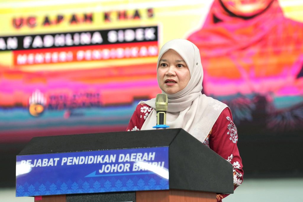 JOHOR BAHRU, JUNE 23 -- The Ministry of Education (MOE) has recommended that schools implement immediate interventions for students identified as showing signs of mental health problems to ensure their welfare and safety are maintained. Education Minister Fadhlina Sidek said that apart from the role of schools, parents also need to provide support to their children in dealing with the issue. "We carry out mental health screening interventions, then the empowerment of school counselors is also given attention." "(If) there are any signs of these (mental health problems), the school counsellor must intervene immediately," he said at a press conference after the launching ceremony of the MADANI Furniture Initiative and the MADANI KALVI Programme at Sekolah Jenis Kebangsaan Tamil Jalan Yahya Awal, here today. He said this in commenting on the issue of a female Form Four student who died at a secondary school in Seremban, Negeri Sembilan, last Friday. In October last year, Fadhlina said the Ministry of Education doubled the implementation of the Healthy Mind Screening Programme to twice a year to enable early detection of students who show signs of depression or require further support and intervention. Meanwhile, he said the Safe School Management Guidelines and School Student Protection Policy introduced by the Ministry of Education are mandatory for all school administrators to implement without any compromise. He said the effort was one of the steps taken by the ministry to ensure that all issues related to student safety continue to be given priority. On June 12, Fadhlina was reported to have said that the guidelines would serve as a reference for all educational institutions under the Ministry of Education, encompassing the responsibilities of schools, teachers and stakeholders in ensuring that the welfare and safety of students is protected. -- BERNAMA