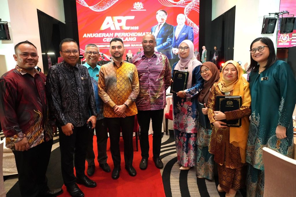 PUTRAJAYA, June 26 -- Minister of Human Resources Datuk Seri R. Ramanan yestersday presented the Outstanding Service Awards (APC) 2025 to 612 officers and staff of the Ministry of Human Resources (KESUMA), recognising their dedication, commitment and exemplary performance in serving the nation. Speaking at the ceremony, Ramanan said the award was not merely a recognition of excellence but also a responsibility for recipients to continue setting a positive example for their colleagues. He said every achievement by KESUMA is driven by the unwavering commitment of its workforce, many of whom make personal sacrifices to ensure that policies, programmes and services are delivered effectively to the people. "Behind every policy implemented, every job opportunity created, every worker protected and every success achieved by KESUMA, there is a dedicated team working tirelessly without expecting recognition. "Some work late into the night, while others sacrifice valuable time with their families to ensure that the trust placed in them by the people is fulfilled," he said. Ramanan also stressed the importance of embracing lifelong learning as workplaces continue to evolve with the rapid advancement of artificial intelligence (AI) and emerging technologies. "In an era increasingly shaped by AI and digital transformation, we must continue to enhance our knowledge, upskill ourselves and embrace change while never compromising on integrity," he said. He congratulated all APC 2025 recipients, describing their achievements as the result of perseverance, determination and strong teamwork. Ramanan also expressed his appreciation to all KESUMA personnel for their dedication and sacrifices in serving the ministry and the nation. "Let us continue moving forward as one team to deliver the best possible service for the people and contribute to the country's continued progress," he added. -- MINUTESMY