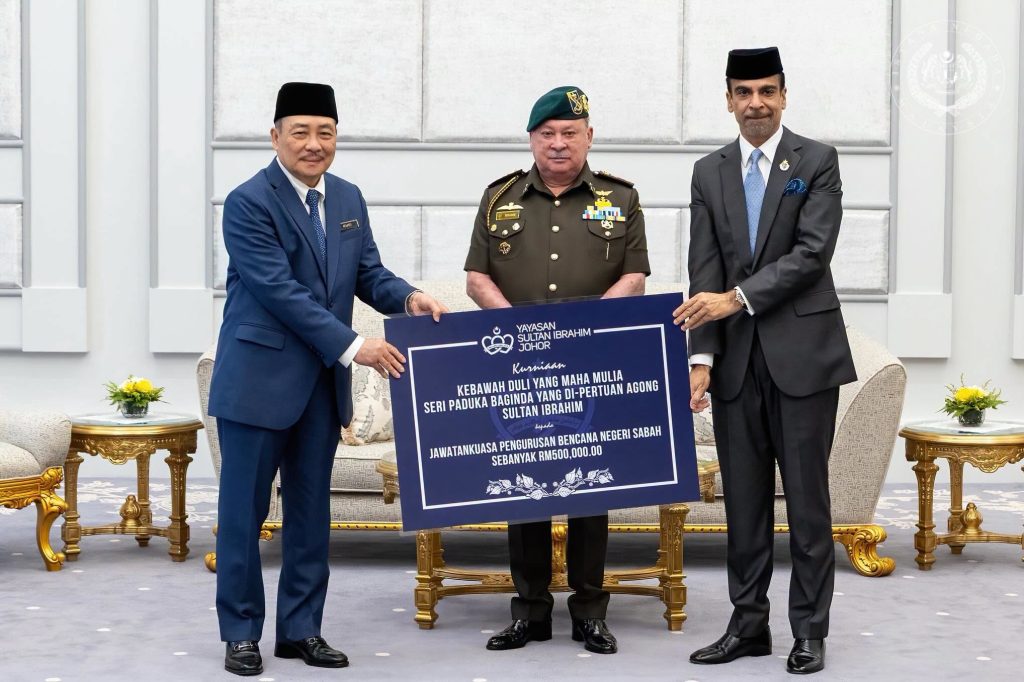 KUALA LUMPUR, JUNE 24 -- The Yang di-Pertuan Agong, Sultan Ibrahim, today granted a personal donation of RM500,000 to fire victims in the Kudat and Sandakan districts, Sabah. His Majesty the Sultan and Yang Di-Pertuan Agong witnessed the presentation of a gift by the Trustee of the Sultan Ibrahim Foundation of Johor (YSIJ), Tan Sri Avinderjit Singh, to the Chief Minister of Sabah, Datuk Seri Hajiji Noor, in a ceremony at the Istana Negara here. The donation was channeled through YSIJ to help ease the burden of more than 1,000 victims affected by fires in the two districts last April. According to incident information, a fire in Kampung Gumpa, Kudat on April 16 destroyed eight houses and affected 67 victims from 18 Heads of Households (KIR). The fire in Kampung Bahagia, Sandakan was a large-scale incident that destroyed 1,050 of the 1,200 houses in the area. The incident also affected at least 914 KIRs. The Sabah State Government, through the State and District Disaster Management Committees, is currently coordinating welfare assistance, humanitarian aid and resettlement efforts for the victims involved. -- MINUTESMY