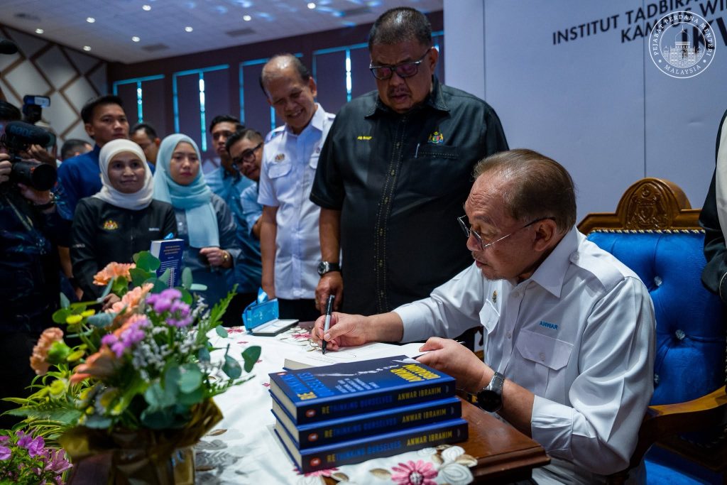 ALOR GAJAH, June 25 – Prime Minister Datuk Seri Anwar Ibrahim today paid tribute to Malaysia’s civil servants, describing them as the backbone of the nation’s recent achievements and growing international reputation. Speaking during a friendly engagement session with public sector employees from Melaka, Negeri Sembilan and Johor in Alor Gajah, Anwar expressed his appreciation for the dedication and commitment shown by civil servants in driving the country’s development and implementing government policies effectively. “I extend my highest respect and appreciation to all civil servants who have worked tirelessly to ensure our nation continues to move forward and is increasingly respected on the international stage,” he said. Anwar noted that Malaysia’s recent accomplishments, including its rise by 11 places to become the world’s 15th most competitive economy in the 2026 World Competitiveness Ranking, would not have been possible without the competence and professionalism of the public service. “This success is not the achievement of one or two individuals, but the result of the collective efforts of civil servants serving across the country,” he said. The Prime Minister said he had witnessed firsthand the growing confidence of the international community in Malaysia during his recent official visits to Japan, Russia and Turkmenistan. According to him, several strategic partnerships involving energy, trade and investment were successfully secured due to Malaysia’s political stability, clear policy direction and the efficiency of its government machinery. “Various strategic collaborations have been realised because Malaysia is seen as a stable country with a capable administration that can implement decisions effectively and efficiently,” he said. However, Anwar stressed that the country must not become complacent despite its achievements. He pointed out that the global landscape is evolving rapidly with the rise of artificial intelligence (AI), the digital economy, emerging technologies and increasingly complex geopolitical challenges. As such, he called on civil servants to embrace a mindset of continuous improvement and adaptability. “The entire civil service must possess a strong willingness to change, adapt to new demands and continuously enhance its capabilities to meet future challenges,” he said. Drawing on the principle of itqan fil amal – striving for excellence in every undertaking – Anwar urged public servants to carry out their responsibilities with the highest level of professionalism and integrity. He also warned against bureaucratic delays, inefficiency and resistance to reform, saying such practices could undermine the government’s efforts to modernise the public sector. “We must not allow a culture of delay, bureaucratic red tape or resistance to change to hinder the reform agenda that we are implementing,” he said. Anwar expressed confidence that with strong ideals, sound values, good character and an unwavering commitment to public service, Malaysia would be able to achieve greater progress and secure a better future for the next generation. “Insya-Allah, together we can elevate Malaysia to a higher level for the benefit of future generations,” he added. -- MINUTESMY