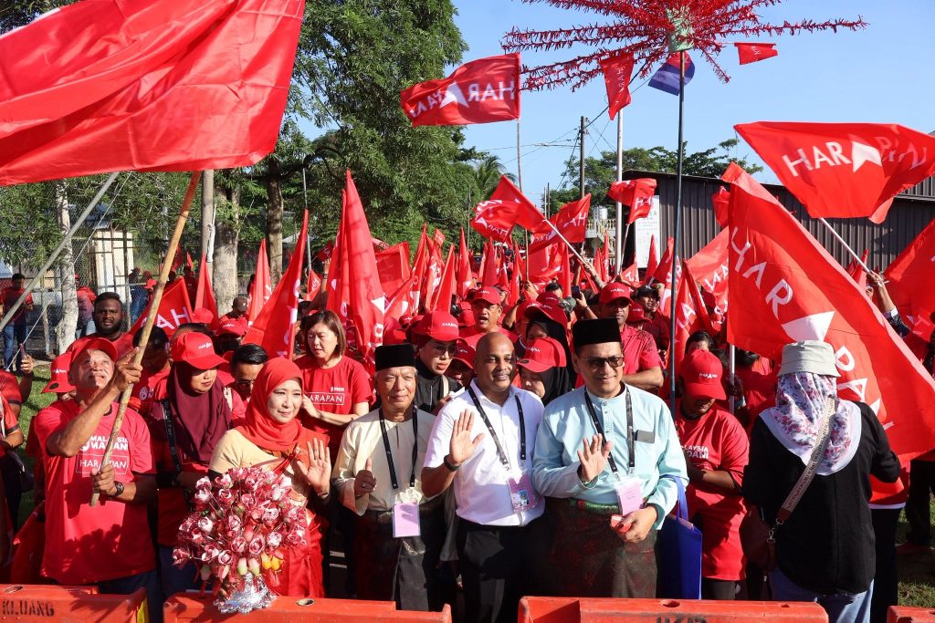 KLUANG, June 27 -- Pakatan Harapan deputy election director Datuk Seri R. Ramanan has expressed confidence that the coalition can secure victory in the Layang-Layang state seat, citing the strong support demonstrated by party machinery and supporters during the nomination process. Ramanan said more than 2,000 Pakatan Harapan members, volunteers and supporters gathered to accompany the coalition's candidate, Guna Balakrishnan, to the nomination centre for the Layang-Layang state by-election. He said the nomination process proceeded smoothly, while the enthusiasm displayed by the party machinery remained high throughout the event. "The unwavering commitment shown by our supporters and volunteers reflects the people's desire for positive change. Their presence and spirit prove that this struggle is driven by ordinary Malaysians who want a better future," he said in a statement on Saturday. Ramanan expressed his appreciation to all party workers, volunteers and supporters who had gathered since early morning to lend their support to the coalition's candidate. He said the focus of Pakatan Harapan's campaign would now be on reaching every voter and ensuring that public support is translated into victory on polling day. "I am confident that the people of Layang-Layang want progress, stability and a brighter future together with the MADANI Government," he said. Ramanan also called on party members and campaign workers to intensify their efforts throughout the campaign period by engaging with voters across the constituency. The event was also attended by Teja assemblyman Sandrea Ng Shy Ching, Tualang Sekah assemblyman Mohd Azlan Helmi and Hutan Melintang assemblywoman Wasanthee Sinnasamy. -- MINUTESMY