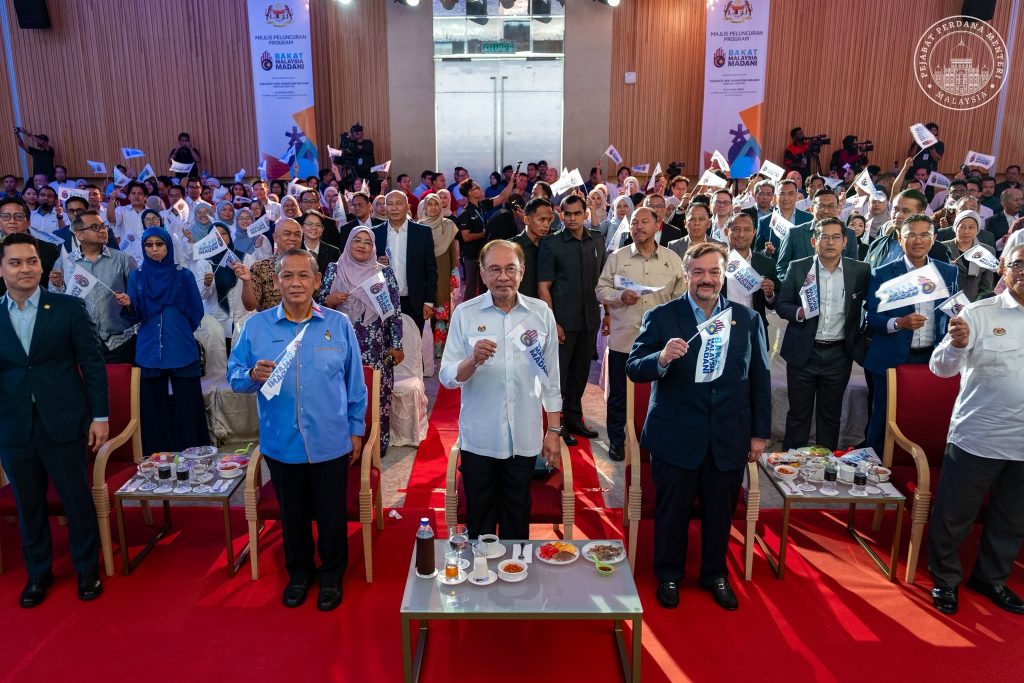 SEREMBAN, June 30 -- Prime Minister Datuk Seri Anwar Ibrahim yesterday launched the BAKAT MADANI initiative in Sendayan, Negeri Sembilan, describing it as a national effort to expand access to skills training and employment opportunities for young Malaysians. The initiative, implemented in collaboration with Government-Linked Investment Companies (GLICs), Government-Linked Companies (GLCs) and PETRONAS, is expected to benefit 25,000 youths and eligible participants nationwide throughout 2026 and 2027. Anwar said BAKAT MADANI is aimed not only at creating pathways for training and employment but also at ensuring that every Malaysian, regardless of background, is given a fair opportunity to realise their potential and build a better future. He said the MADANI Government recognises that not everyone begins from the same starting point, making it its responsibility to broaden access to opportunities, nurture talent and ensure that no one is left behind in the nation's development. The Prime Minister also expressed appreciation to all strategic partners involved in making the initiative a reality. He expressed hope that BAKAT MADANI would serve as a catalyst in producing a generation of Malaysians who are knowledgeable, highly skilled, possess strong values and are confident in shaping the nation's future. -- MINUTESMY
