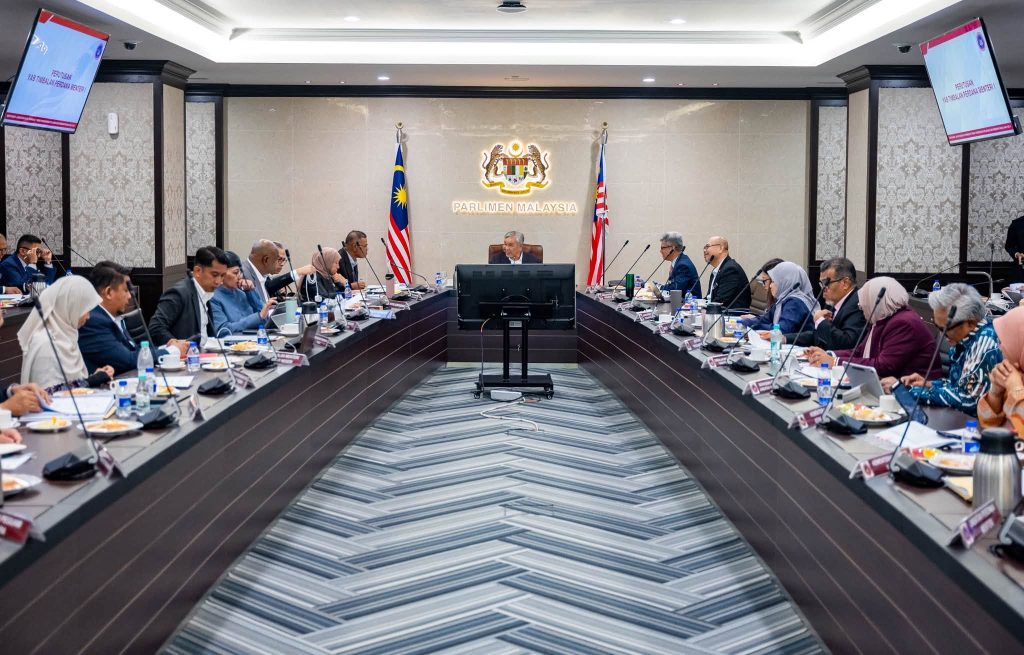 KUALA LUMPUR, June 30 — Deputy Prime Minister Ahmad Zahid Hamidi today chaired the sixth High-Level Committee Meeting on the Management of Refugees and Asylum Seekers (JTPPPS) to review and strengthen Malaysia's refugee management policies and mechanisms in line with national interests. Zahid said the meeting focused on ensuring that refugee management in Malaysia is implemented in a more systematic, coordinated and effective manner while balancing humanitarian responsibilities with the need to protect the country's security and sovereignty. He noted that the global refugee crisis continues to worsen, with more than 122 million people forcibly displaced due to conflicts, persecution and instability, making it essential for Malaysia to have clear policies and robust management mechanisms. "The current global refugee situation requires every country, including Malaysia, to adopt comprehensive policies that balance humanitarian considerations with national security and sovereignty," he said. Among the key matters discussed during the meeting was the refinement of the implementation of the Refugee Registration Document (DPP), which is expected to improve the management and monitoring of refugees and asylum seekers in the country. The committee also deliberated on the coordination of guidelines governing refugees' access to education and healthcare services to ensure implementation is more organised, legally compliant and effectively coordinated among all relevant government agencies. Zahid stressed that refugee management extends beyond administrative processes and must remain closely linked to preserving national security and public order. He said every policy and decision concerning refugees must always prioritise the interests of Malaysians while safeguarding the nation's sovereignty. "Managing refugees is not merely an administrative responsibility. It is also about protecting national security, maintaining public order, and ensuring that every decision serves the best interests of the people and preserves Malaysia's sovereignty," he said. -- MINUTESMY -- SOURCE: FB ZAHID HAMIDI