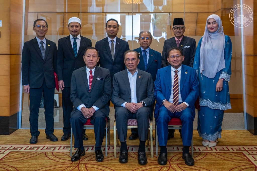 KUALA LUMPUR, June 30 — Prime Minister Anwar Ibrahim today presented appointment letters to the newly appointed members of the Special Committee on Corruption (JKMR) and the Advisory Board on Corruption Prevention (LPPR) in Parliament, following the consent of the Yang di-Pertuan Agong. Anwar said the appointments marked another step in strengthening Malaysia's governance framework and enhancing institutional oversight in the nation's fight against corruption. He stressed that both JKMR and LPPR serve as important check-and-balance mechanisms by providing independent and critical perspectives to improve the effectiveness of corruption prevention efforts. During the presentation ceremony, the Prime Minister entrusted the newly appointed members with the responsibility of reinforcing the national anti-corruption agenda. Despite coming from diverse professional backgrounds, Anwar said the members are united by a common mandate to strengthen efforts to combat corruption in the best interests of the country. He emphasised that the fight against corruption cannot be carried out by a single institution alone, but requires close cooperation among enforcement agencies, advisory bodies, Parliament, the public sector, the private sector and society as a whole. Anwar reiterated that a whole-of-nation approach remains essential to building a transparent, accountable and corruption-free Malaysia. -- MINUTESMY