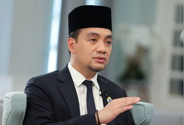 BATU PAHAT: Premium salaries are now being offered to young people from Johor with income rates reaching RM4,000 and above for new graduates. Menteri Besar Datuk Onn Hafiz Ghazi said this scenario would see them no longer having to migrate to neighbouring countries such as Singapore or outside Johor such as Kuala Lumpur for survival. He said the more competitive income offer would be tailored according to the academic qualifications and level of technical skills possessed by each applicant. "New graduates now, God willing, can easily earn RM4,000 and above based on their qualifications." "If you graduate from Technical and Vocational Education and Training (TVET), depending on the level, you can get RM4,000 to RM5,000 and above... this is one of the initiatives we are taking," he said when speaking at the Ayuh Johor Mahasiswa program at Universiti Tun Hussein Onn Malaysia here today. Onn Hafiz said the surge in premium salary offers was driven by the Johor-Singapore Special Economic Zone (JS-SEZ) initiative which acts as the main catalyst for the state's current economic development. He said the influx of foreign investors, including the latest investment commitment worth RM2 billion from a leading oil and gas industry company from the United States, would open up thousands of high-quality job opportunities in Johor. To realise this wish, Onn Hafiz said Johor is the only state government to mobilise integrated collaboration involving all higher learning institutions and related agencies under the Johor Talent Development Council (JTDC). He said the strategic move brings together important entities such as the Social Security Organisation (SOCSO), TVET institutions, higher learning institutions (IPT), Industrial Training Institutes (ILP) and HRD Corp to carry out the job matching process aggressively. For the period from January to April last year, JTDC facilitated 7,773 job placements. -- BERNAMA