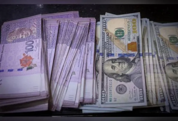 KUALA LUMPUR: The ringgit opened higher against the US dollar on Monday as the local currency continued to receive good support from low crude oil prices. At 8am, the local currency was at 4.0855/0950 against the US dollar from 4.0860/0910 at the close last Friday. Bank Muamalat Malaysia Bhd Chief Economist, Mohd Afzanizam Abdul Rashid, said that West Texas Intermediate and Brent crude oil prices were at US$69.87 per barrel and US$72.46 per barrel, respectively, while the United States (US) and Iran were expected to continue their negotiations. “Ships continuing to pass through the Strait of Hormuz shows that the oil shortage could be resolved soon. "In this regard, the US dollar/ringgit is expected to be at RM4.08 to RM4.10 today," he told Bernama. In the opening session, the ringgit traded higher against a basket of major currencies. It rose against the pound to 5.3929/4054 from 5.4013/4079 at last Friday's close, rose against the euro to 4.6526/6634 from 4.6605/6662 and rose against the Japanese yen to 2.5258/5318 from 2.5283/5316 previously. The local currency traded mixed against regional currencies. The ringgit rose against the Singapore dollar to 3.1560/1639 from 3.1581/1625 at last Friday's close, was almost flat against the Indonesian rupiah to 227.9/228.6 from 227.9/228.3 and flat against the Philippine peso to 6.66/6.68 from 6.66/6.67. The local currency rose against the Thai baht to 12.2284/2627 from 12.2445/2643 previously. -- BERNAMA