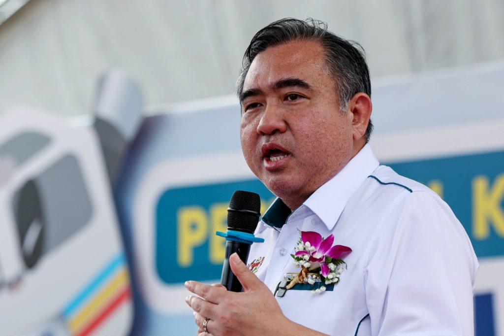 PORT KLANG, June 18 -- The Selangor State Government is finalising the settlement of the land issue as the initial phase of the development of the Port Klang Third Terminal on Carey Island, here. Transport Minister Anthony Loke said the process is being studied by the Transport Ministry and the Selangor government together with the private sector involving a concession model. “So right now we are dealing with the Selangor State Government to first resolve the land issue. “(The construction of this third port) will involve the Build-Operate-Transfer model. We do have a target if possible to start (construction) of the project this year but what is important now is that the land issue needs to be resolved,” he said. He said this after the Pre-Launch Ceremony of Wisma Golden Horse, Q Centre @ PKFZ (Port Klang Free Zone) Centralised Labour Quarters (CLQ), the opening of the Suntek Materials Sdn Bhd Factory and the Golden Horse Rubber Factory Phase 2 involving a cumulative new investment value of RM566 million and the launch of PKFZ: Smart Intelligence Industrial Park in PKFZ, Pulau Indah today. On May 11, Loke was reported to have said that the government had approved the development project of the Third Terminal of Port Klang on Carey Island in Selangor. The Third Terminal of Port Klang on Carey Island is a strategic project that is important to strengthen Malaysia's economic capabilities and position in the port and logistics sectors. Previously, Prime Minister Datuk Seri Anwar Ibrahim had instructed all relevant agencies to move quickly in realising the development of the Third Terminal of Port Klang on Carey Island. On Sept 17 2025, Selangor Menteri Besar Datuk Seri Amirudin Shari reportedly said that the state government has identified 1,699.68 hectares (4,200 acres) of land to be developed as a third port at Pulau Carey, Kuala Langat covering 1,011.71 hectares (2,500 acres) of seabed land under the management of the Selangor State Development Corporation (PKNS) and 687.96 hectares (1,700 acres) of coastal land owned by Yayasan Selangor. Meanwhile, commenting on employment opportunities for military retirees to meet the need for skilled manpower, Loke informed that a memorandum of understanding (MoU) was signed between PKFZ and the Armed Forces Ex-Servicemen's Affairs Corporation (Perhebat) two weeks ago. Loke said the MoU was also witnessed by him and Deputy Prime Minister Datuk Seri Dr Ahmad Zahid Hamidi in the government's efforts to meet the demands of the industry and the market for the provision of skilled manpower. On March 16, Loke reportedly said that the government would implement a special programme for retirees and military veterans to obtain a class E license to drive heavy vehicles which is an effort to address the shortage of heavy vehicle drivers in the haulage and logistics industry. -- BERNAMA
