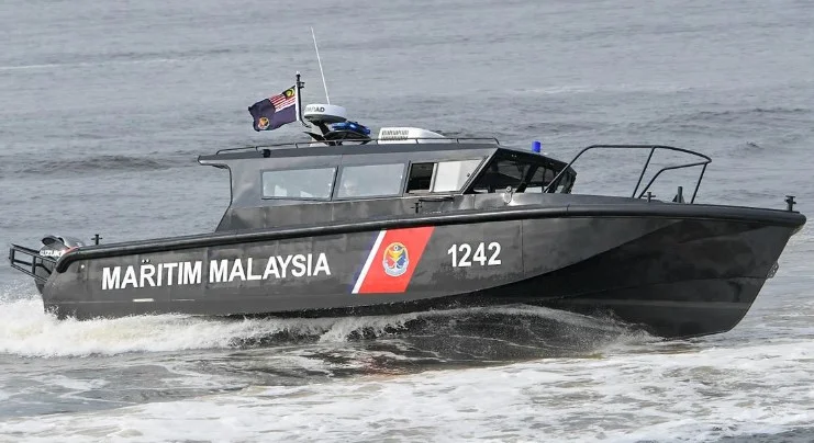 PASIR PUTEH, June 18 -- Kelantan Malaysian Maritime Enforcement Agency (MMEA) foiled an attempt to smuggle 24 boxes of uncustomed white cigarettes worth an estimated RM212,000 in an operation around the Kelantan River estuary on June 13. Its director, Maritime Captain Kamal Mohamad said the success stemmed from intelligence received on a suspicious speedboat operating in the Kelantan River estuary area at about 9 pm. He said MMEA assets deployed under Op Naga 1/2024, Op Damai Series 33/2026, Op Pelantar Merah 3/2023 and Op Tiris 4.0 were mobilised to the location at 9.10 pm to conduct surveillance and search operations. bootstrap slideshow “During inspections along the Kelantan River, the operation team detected a boat travelling without navigation lights under suspicious circumstances. However, the boat fled through a narrow route or ‘rat trail’ to avoid being detained,” he told a press conference here today. Despite losing sight of the boat, he said the operation team continued combing the area and found a pile of brown boxes believed to contain uncustomed cigarettes on the bank of the Kelantan River near Kampung Penambang, Kota Bharu. Following the discovery, the team inspected a nearby wooden jetty belonging to a villager and the surrounding area within a 20-metre radius of the riverbank. Kamal said further inspections uncovered three multi-purpose vehicles abandoned at the location and believed to have been used to transport the smuggled cigarettes. “Checks on the vehicles found 24 boxes of white cigarettes suspected to be uncustomed. The total value of the seizure is estimated at RM212,000,” he said. He said the case is being investigated under Section 135(e) of the Customs Act 1967 for transporting or transferring dutiable goods, non-customs-cleared goods or prohibited items without authorisation. To curb smuggling activities, he urged the public to channel information on suspicious activities in waters and coastal areas through the 999 emergency line or the Kelantan MMEA Headquarters Operations Centre at 09-778007. -- BERNAMA