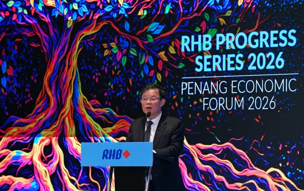 GEORGE TOWN, JUNE 18 -- Penang is continuing with plans to establish the Penang International Financial Centre (PIFC) as part of efforts to produce more champion local companies, with the initiative's white paper expected to be completed by the end of July or early August this year. Chief Minister Chow Kon Yeow said the document would provide a comprehensive development framework for the centre, as well as outline implementation steps to realise the initiative. "If we are really serious about creating champion-level local companies, we also need to develop the financial infrastructure that will enable them to grow. That is why we are continuing to develop PIFC." "High-growth companies need more than conventional financing. They need access to venture capital, private equity, cross-border investment networks and capital market expertise," he said when delivering his keynote address at the Penang Economic Forum 2026 here today. The one-day forum was jointly organised by RHB Banking Group and Penang Institute. Chow said PIFC aims to attract capital inflows, support Penang's technology ecosystem and provide wider access to local businesses for financing and advisory services to enable them to innovate, expand operations internationally and subsequently be listed on the stock exchange. He said Penang is home to more than 6,500 manufacturing-related small and medium enterprises (SMEs) as well as more than 350 multinational companies, with many local companies now part of the global supply chain. However, the next challenge is to help SMEs move further up the value chain through innovation generation, intellectual property ownership, increased international competitiveness and better access to capital markets. “As of May 17, 2026, Penang only has 106 publicly listed companies. For a state that contributes significantly to Malaysia's exports and manufacturing output, I believe we are capable of achieving more than that. "Every successful listed company started as an SME. SkyeChip, Pentamaster, ViTrox or the next regional technology company could be among the attendees in this hall today," he said. -- BERNAMA