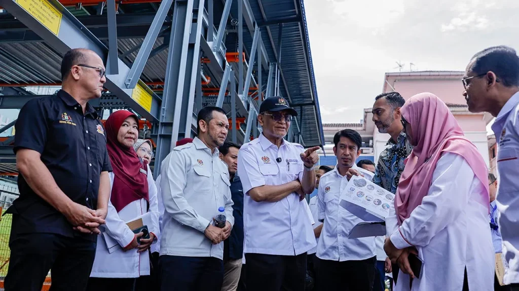 MELAKA: The Ministry of Health (MOH) is planning the development of several health infrastructures in Melaka under the Second Rolling Plan (RP2) of the 13th Malaysia Plan (RMK) worth RM1.8 billion. Health Minister Datuk Seri Dr Dzulkefly Ahmad said among the infrastructure developments was a Type 2 Specialist Hospital covering an area of 24.2 hectares at an estimated cost of RM875 million in Ayer Keroh, here. "The hospital will provide 400 beds and focus on Cardiology, Cardiothoracic, Neurosurgery and Ambulatory Care Centre (ACC) services. "In addition, (another development) is to expedite the construction of the Women and Children's Block (WCC) of the Melaka Hospital with a capacity of 476 beds at a cost of RM697 million which is currently in the tender process to resolve the capacity issue at the hospital," he said when met by reporters after a working visit to the Melaka Hospital, here, today. Also present were Hang Tuah Jaya Member of Parliament who is also Deputy Minister of Higher Education Adam Adli Abd Halim, state Health, Human Resources and Unity Exco Datuk Ngwe Hee Sem and Melaka Health Department Director Dr Husnina Ibrahim. Commenting further, Dr Dzulkefly said the MOH also planned to demolish and rebuild the Jasin Health Clinic (Type 2) and the Jasin District Integrated Health Complex (KKBD) with an estimated cost of RM126.99 million. He said the project also includes the construction of a new Jasin District Health Office. Apart from that, he said, the Ministry of Health will apply for approval of the Preliminary Work Details under RP2 of the 13th RMK for the Bukit Katil Health Clinic (Type 2) and the project, estimated to cost RM50 million, will become a fully-equipped Health Referral Centre to accommodate a population density of more than 80,243 by 2030. "MOH will also apply for approval of the Preliminary Work Details under RP2 RMK13 for the Duyong Health Clinic (Type 2) with a project estimated to cost RM50 million, aimed at accommodating operations at the Ujong Pasir Health Clinic which is currently facing critical space constraints. "This effort shows the Unity Government's full commitment in ensuring that the health ecosystem in Melaka remains competitive," he said. Meanwhile, he said, he also approved a special allocation of RM6 million aimed at resolving issues of facility repairs and upgrades as well as urgent needs for medical and non-medical assets at the six facilities he visited. The six health facilities are Durian Tunggal Health Clinic, Jasin Health Clinic, Jasin Hospital, Bukit Katil Rural Clinic, Melaka Hospital and Alor Gajah Hospital. "I hope that the approval of this immediate allocation and the long-term planning will provide comfort to patients and also facilitate the work of health workers," he said. During his working visit to Melaka, Dr Dzulkefly also had the opportunity to officiate the Opening Ceremony of the Mobile Dental Clinic at the Jasin Health Clinic to ensure that the external support facility can ensure wider access to dental health for the local community. — BERNAMA