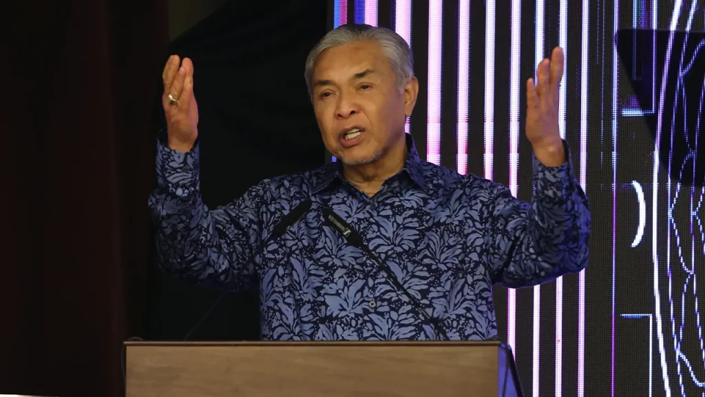 PUTRAJAYA: The Ministry of Rural and Regional Development (KKDW) needs to shift from a culture of mere process compliance to a work culture based on impact and accountability to ensure that every policy and programme truly brings change to rural people, said Deputy Prime Minister Datuk Seri Ahmad Zahid Hamidi. He, who is also the Minister of Rural and Regional Development, said KKDW cannot just be an organization that complies with processes and governance, but must instead be responsible for outcomes that directly impact the well-being of the people. "We must move from a culture of compliance to a culture of impact . From a culture of activity to a culture of accountability . This is the new discipline that I want and we all want to implement at KKDW," he said when speaking at the KKDW monthly gathering, here today. Ahmad Zahid said the people do not judge the government based on the number of meetings or presentations held, but rather through the ability of the government's policies and actions to change their lives. He also urged all KKDW leadership and staff to act faster, be brave in making decisions and honestly assess the organization's weaknesses, as well as be closer to the people to address rural development issues. Therefore, he asked the Secretary-General (KSU) and the ministry's deputy KSUs, directors-general and headmasters to make this mid-term review a turning point with each finding translated into clear decisions and effective implementation. "Every decision must have a timeline between us or the responsible party and every responsibility must lead to actions that we can all work towards. The biggest weakness of an organization is not when it admits it has a problem but when it knows about the problem but does not dare to act," he said. He also outlined six main disciplines that should form the basis of the mid-term review of the KKDW, namely relevance, effectiveness, efficiency, impact, sustainability and coherence. Ahmad Zahid said rural development can no longer be seen as a mere welfare agenda, but rather must be considered as a national defence agenda that is important to guarantee national stability. "If the villages are weak, the country will be fragile. If the villages lag behind, the country will lose balance. But if the villages develop, God willing, Malaysia will have a strong foundation to face any challenges ahead," he said. Ahmad Zahid said KKDW needed to move with new disciplines that would have a major impact on the people as well as speed up the implementation of development programmes and projects. He said that although the country's economy continued to show resilience with economic growth remaining positive, the main question was whether the development implemented was truly benefiting the rural people. Giving the example of the construction of the 1,800-kilometre Rural Link Road (JPD) under the 12th Malaysia Plan (12MP), Ahmad Zahid said the project opened up access to education, health, the economy and job opportunities for rural communities. He said the national rural economic agenda needs to be seen as a comprehensive ecosystem that connects infrastructure development, entrepreneurship, education, training and employment opportunities. Meanwhile, Ahmad Zahid praised the initiatives of several agencies under KKDW including the Central Terengganu Development Authority (KETENGAH) which implemented the KETENGAH Food Valley project, commercial pineapple plantations, broiler farming, in addition to the development of the first coffee plantation area in Kelantan by the South Kelantan Development Authority (KESEDAR) as well as the KEDA Food Valley project developed by the Kedah Regional Development Authority (KEDA). He also expressed his appreciation to the Orang Asli Development Department (JAKOA) following the increase in the enrollment of Orang Asli students into institutions of higher learning (IPT) and the Master's Education Preparation Plan (RPPS), which was described as the highest in the community's educational history. He said early education institutions such as Child Guidance Centres (TABIKA), Child Care Centres (TASKA), Smart Pre-Tahfiz, Smart Classroom and Special Early Childhood Centres under the Community Development Department (KEMAS) also play an important role in building a rural generation that is knowledgeable, technologically literate and confident. -- BERNAMA
