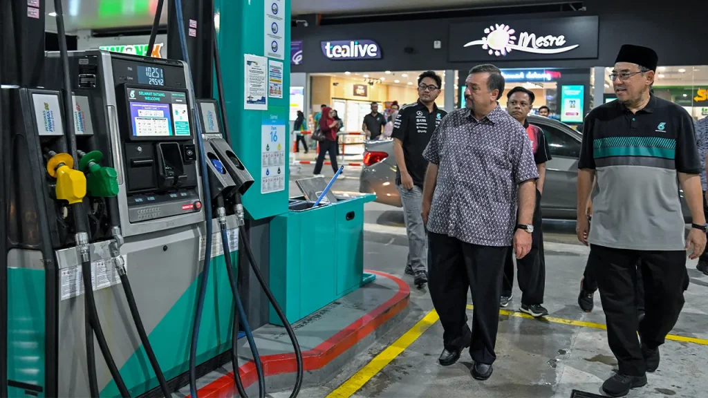 PETALING JAYA: The official BUDI MADANI portal has received more than 18,000 applications for an additional 100 litres of subsidised diesel quota per month from eligible owners of diesel pickup and jeep vehicles as of 10pm last night. Finance Minister II, Datuk Seri Amir Hamzah Azizan said that the initial implementation of BUDI MADANI Diesel (BUDI Diesel), which entered its second day, went smoothly without any technical problems. He said that so far, more than 40,000 transactions have been recorded involving users who have taken advantage of the initiative since it was implemented on Saturday. He said this to reporters after reviewing the initial implementation of BUDI Diesel at the Petronas NKVE Petrol Station towards Damansara. Also present was the Secretary-General of the Treasury, Tan Sri Johan Mahmood Merican. Amir Hamzah said that applications for additional quotas can be made online through the official BUDI MADANI portal, while individuals who need assistance can seek the services of officers at the Inland Revenue Board (IRB) offices, the Urban Transformation Centre (UTC) as well as counters provided by several oil companies. He said the government also provides facilities to transfer subsidy quotas to actual users if the registered owner of the vehicle is different from the individual using the vehicle. "For quota transfers, it can be applied for through the same portal. We will ensure that the quota is transferred to the actual user," he said. According to him, after the transfer is made, verification at the petrol station will be carried out through the user's identity card number linked to the quota in question. "The quota will be assigned to the new user's identity card number. So when used at a petrol station, the system will identify that the quota has been transferred." "However, the total quota remains based on vehicles and it can only be used by designated individuals," he said. He said that so far, no technical issues have been reported involving the system or petrol station operators, while the government will continue to focus on ensuring that the implementation of the initiative runs smoothly by July 1. The initial implementation of BUDI Diesel began on Saturday in the Peninsular Malaysia with consumers enjoying subsidized diesel at a price of RM2.15 per litre for a flexible quota of up to 200 litres, before the rate is adjusted to RM2.10 per litre starting this Wednesday. -- BERRNAMA