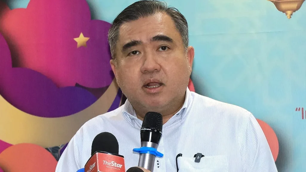 SEPANG: The operation of Light Rail Transit 3 (LRT3) which connects Shah Alam, Selangor with surrounding areas is expected to begin at the end of this month, said Transport Minister Anthony Loke Siew Fook. He said the start date of operations would be announced in two weeks and the project was currently in the final phase of trial operations. "After various tests have been carried out and trial operations have been finalised, we are confident that operations (LRT3) can commence," he told reporters after chairing the 62nd Annual General Meeting of the Road Safety Council here today. Meanwhile, Loke said the Bill (RUU) establishing the Malaysian Transport Safety Board (MTSB) will not be tabled in the Parliament session which begins next week. "MTSB has received Cabinet approval, but we are now discussing with the Public Service Department to look at staffing and so on." "This bill will be brought to the next sitting because at this sitting, there is one bill, namely the amendment to the Road Transport Act, which we are giving priority," he said. Loke said the Ministry of Transport (MOT) has also identified individuals to be appointed to the MTSB, which will be finalized in the near future. In another development, Loke said the MOT would hold discussions with e-hailing operators on the possibility of implementing additional safety measures to protect the safety of their drivers. Among the suggestions raised is the installation of dashboard cameras ( dashcams ) in e-hailing vehicles, but this needs to take into account passenger privacy concerns. "In terms of safety measures, we will discuss further with the operator to see what other actions they can take to protect drivers." "In terms of safety, drivers and passengers are equally important. So we have to ensure a balance between the two," he said. -- BERNAMA
