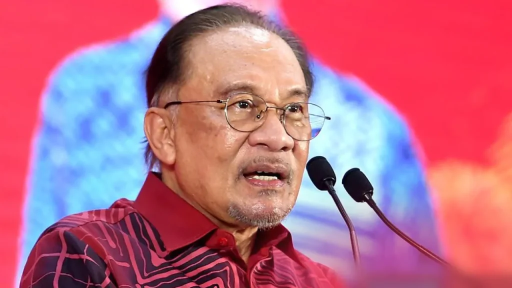 KUALA LUMPUR, JUNE 26 -- Prime Minister Datuk Seri Anwar Ibrahim continues to receive positive ratings when he recorded the highest support rate, at 52 percent, compared to other political leaders, according to the latest Merdeka Center survey released yesterday. The survey conducted between March 12 and April 9 this year also found that 42 percent of Malaysian voters still believe that the country is on the right track despite facing increasing international uncertainty and economic challenges. Merdeka Center, in a statement yesterday, announced that the percentage remained unchanged compared to the figures recorded in December 2025 and February 2026. "Across ethnic groups, 39 percent of Malay respondents said the country was heading in the right direction compared to 50 percent among Chinese respondents and 33 percent of Indian respondents. "By age group, respondents aged 21 to 30 recorded the highest positive sentiment at 57 percent, while those aged 51 to 60 were the least optimistic group at only 32 percent," the statement said. In terms of satisfaction levels with the Federal Government, 50 percent of respondents stated they were satisfied, while another 48 percent were dissatisfied. Based on ethnic groups, Muslim and non-Muslim Bumiputera respondents from Sabah and Sabah recorded the highest level of satisfaction with 68 percent, followed by Chinese respondents at 53 percent, while Indian and Malay respondents recorded satisfaction levels of 46 percent and 44 percent respectively. Young respondents aged 21 to 30 recorded the highest level of satisfaction with 64 percent expressing support for the Federal Government. According to the survey, support for institutional reform remains strong with strong support given to proposals to limit the Prime Minister's term to a maximum of two terms or 10 years, separate the roles of the Attorney General and Public Prosecutor, and introduce direct elections for the Mayor of Kuala Lumpur. "It is worth noting that support for this political reform shows little difference between Malay and non-Malay respondents, thus showing that the proposal has broad support across various races," the statement said. The survey involved 1,209 voters comprising 51 percent Malays, 27 percent Chinese, eight percent Indians, seven percent Muslim Bumiputeras and seven percent non-Muslim Bumiputeras (from Sabah and Sarawak), through telephone interviews using a stratified random sampling method to reflect the demographics of voters in Malaysia. -- BERNAMA