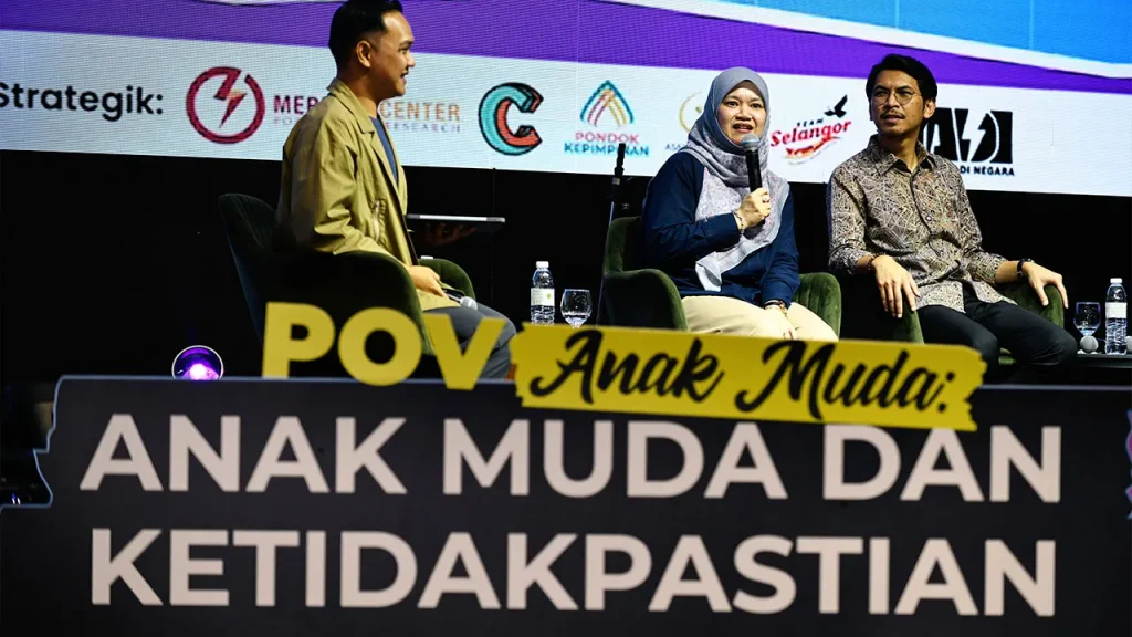 BUTTERWORTH: Young voters need to improve their political literacy so that every vote they cast is based on knowledge and understanding and not influenced by sentiment or viral content on social media. Youth Justice Force chief Mohd Kamil Munim said the right to vote, guaranteed under the Constitution, was a great trust and needed to be used wisely because every decision made would determine the direction of the country. The Political Secretary to the Finance Minister said this matter was very important, especially for the younger generation who would be fulfilling their responsibilities as voters for the first time in the upcoming elections. "This opportunity needs to be utilized to the fullest because every vote we cast will determine the direction we take forward." "If we don't know what we are voting for or choosing, it means we don't have political literacy," he said during the POV Anak Muda: Anak Muda dan Ketatupatian Realiti Series 2 Northern Zone programme here on Saturday. At the same time, Mohd Kamil said the younger generation should not judge the truth of information solely based on the number of likes, shares or popularity of a content on social media as a determinant of the truth of information. On the contrary, he said the group needed to cultivate the attitude of examining information, understanding the policies offered and evaluating the records and capabilities of the parties contesting before making decisions in the election. The one-day program brought together approximately 950 participants and served as a platform for dialogue between young people, policymakers and analysts in discussing issues of cost of living, employment, the economy, access to information and the challenges of the digital landscape. -- BERNAMA