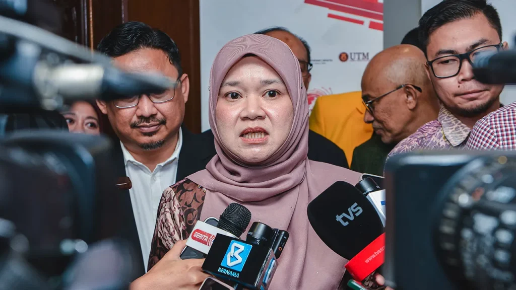 KUALA LUMPUR: The government's austerity measures in drafting the 2027 Budget will not affect the Ministry of Education's (MOE) main plans, especially in the scope of recruiting new teachers and building additional classrooms, said Education Minister Fadhlina Sidek. He also assured that the austerity measures would not disrupt beneficiaries of the Supplementary Food Plan (RMT) program, which is considered important for students' nutritional intake. Apart from that, Fadhlina said repairs to dilapidated schools and building maintenance would continue as usual. "We do not want the people to feel worried and upset because although the call for austerity is a very important and critical call at this time, I would like to assure you that it will not interfere or interfere in a context closely related to priorities at the ministerial level," he said. He said this to reporters after opening the International Symposium on Libraries, Translation and Artificial Intelligence (LiTr.AI) 2026 at Wisma Dewan Bahasa dan Pustaka (DBP), here today. Fadhlina said the Ministry of Education would also ensure that any austerity measures would not affect the launch of the new curriculum next year, as well as the entry of six-year-old children into year one. Previously, Prime Minister Datuk Seri Anwar Ibrahim hinted that the 2027 Budget would be drafted with more austerity measures following global economic pressures that affected the country's fiscal position, including involving the Ministry of Education and the Ministry of Higher Education. Anwar, who is also the Finance Minister, said global geopolitical uncertainties, including the chain of tensions following the attack by the United States and its ally Israel on Iran, were having an impact on the global economy, thus demanding more prudent government spending. Meanwhile, regarding the provision of RM100 book vouchers for secondary school students under the Ministry of Education and students of public higher education institutions (IPTA), which was announced by the Prime Minister when opening the Kuala Lumpur International Book Fair (PBAKL) 2026 last Friday, Fadhlina said it would begin to be distributed as soon as school sessions reopened. -- BERNAMA