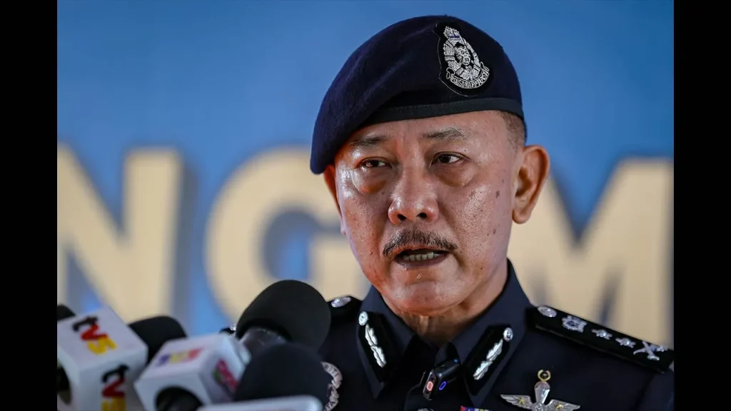JOHOR BAHRU, June 4 -- Police have arrested 10 suspects in a series of raids to assist investigations into the case of a man being hacked to death in front of a restaurant in Pekan Nanas, Pontian on May 21. Johor Acting Police Chief DCP Hoo Chuan Huat said acting on information, a police team from the Crime Suppression, Vice and Gambling Division (D7) and Special Investigation Division (D9), Johor Police Contingent Headquarters (IPK) together with the Criminal Investigation Division, Pontian District Police Headquarters arrested all the male suspects, aged 18 to 28, around Pontian and Batu Pahat from May 21 to Tuesday. "We also seized the vehicles, clothes, face masks and weapons used in the incident," he said in a statement last night. Hoo said checks found that six suspects had criminal records and two others had criminal records and narcotics, while a preliminary urine screening test found that one suspect tested positive for benzo-type drugs. He said six suspects were remanded for 15 days starting May 21, one was remanded for seven days starting May 29, two were remanded for seven days starting June 1, while another was remanded for seven days starting June 3, under Section 117 of the Criminal Procedure Code. The investigation papers were then referred to the state Public Prosecutor's Office yesterday, and the charges against the seven suspects and five others who are still at large under Section 302 of the Penal Code were read together with Section 34 of the Penal Code. Hoo said the three suspects were released and made prosecution witnesses on bond under Section 118 of the Criminal Procedure Code. "Based on the investigation conducted, we believe the motive of the incident is related to elements of a secret society group, including the recruitment of new members," he said. Therefore, he advised the public, especially young people, not to get involved with secret societies and to channel any criminal information to the nearest police station and the Johor Police hotline 019-2792095 or the Johor IPK operations room line 07-2212999. Earlier, the media reported that a 22-year-old local man was found dead in a pool of blood in front of a food and beverage shop in Pekan Nanas, Pontian. The victim, who suffered serious injuries to his hands and feet, was later confirmed dead at the scene, and the case is being investigated under Section 302 of the Penal Code. -- BERNAMA
